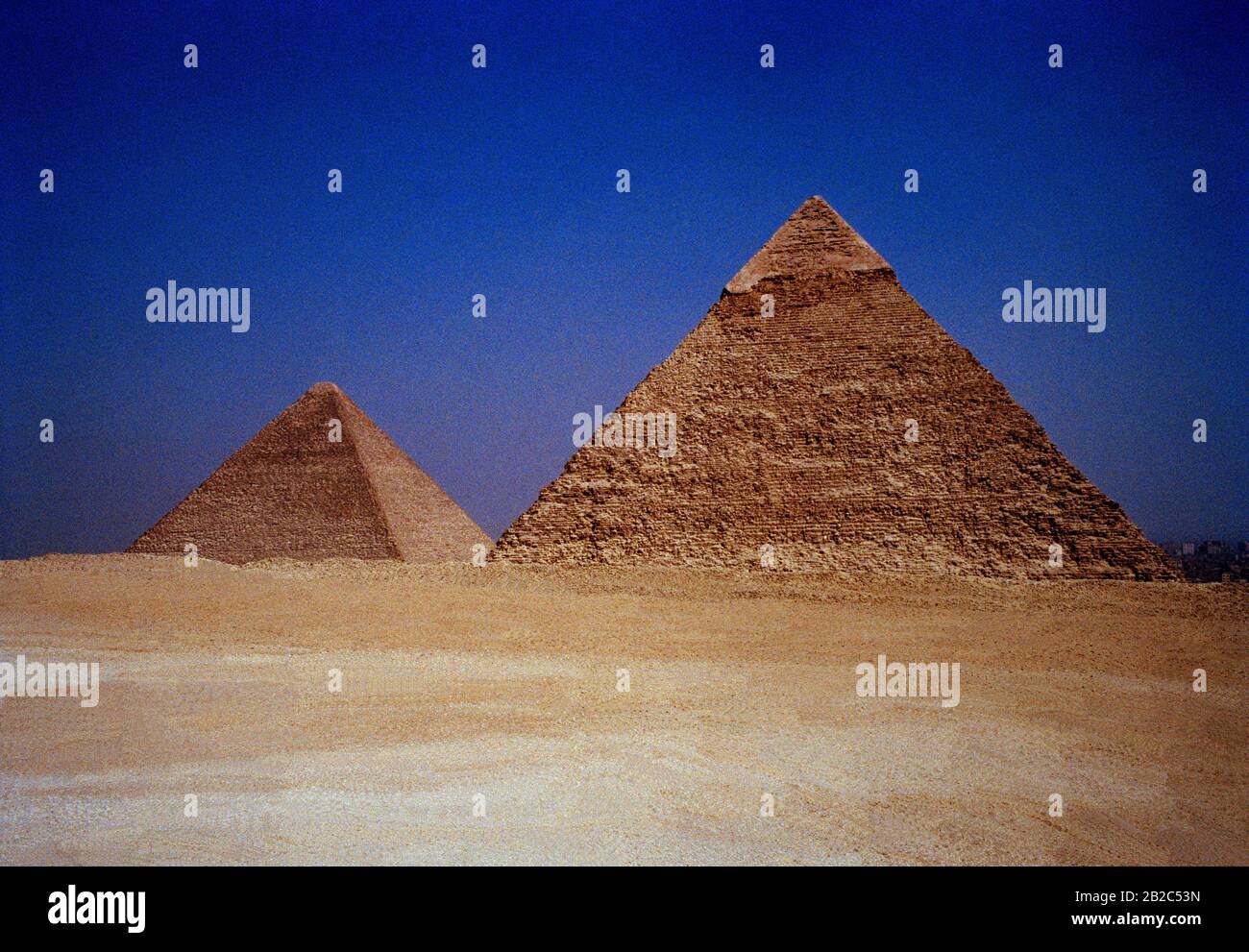 Fotografia di viaggio - Piramide di Khafre e la Grande Piramide Cheope o Khufu alle Piramidi di Giza al Cairo in Egitto in Nord Africa Medio Oriente Foto Stock