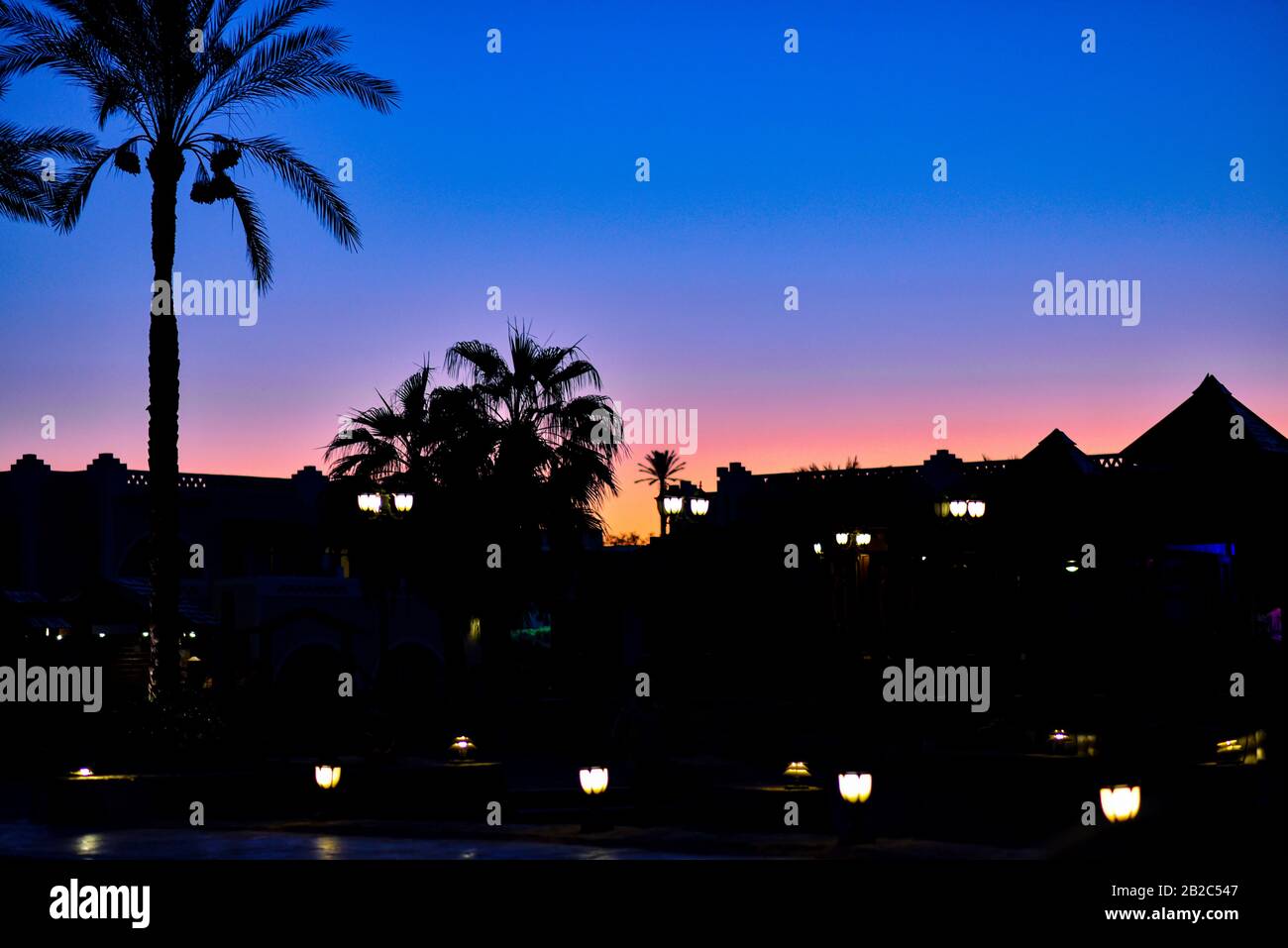 Luci luminose di notte presso l'hotel tropicale. Foto Stock