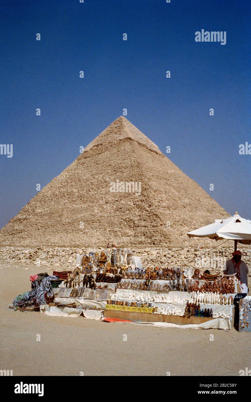 Fotografia di viaggio - Commercio turistico alla Piramide di Khafre alle Piramidi di Giza al Cairo in Egitto nel Nord Africa Medio Oriente Foto Stock