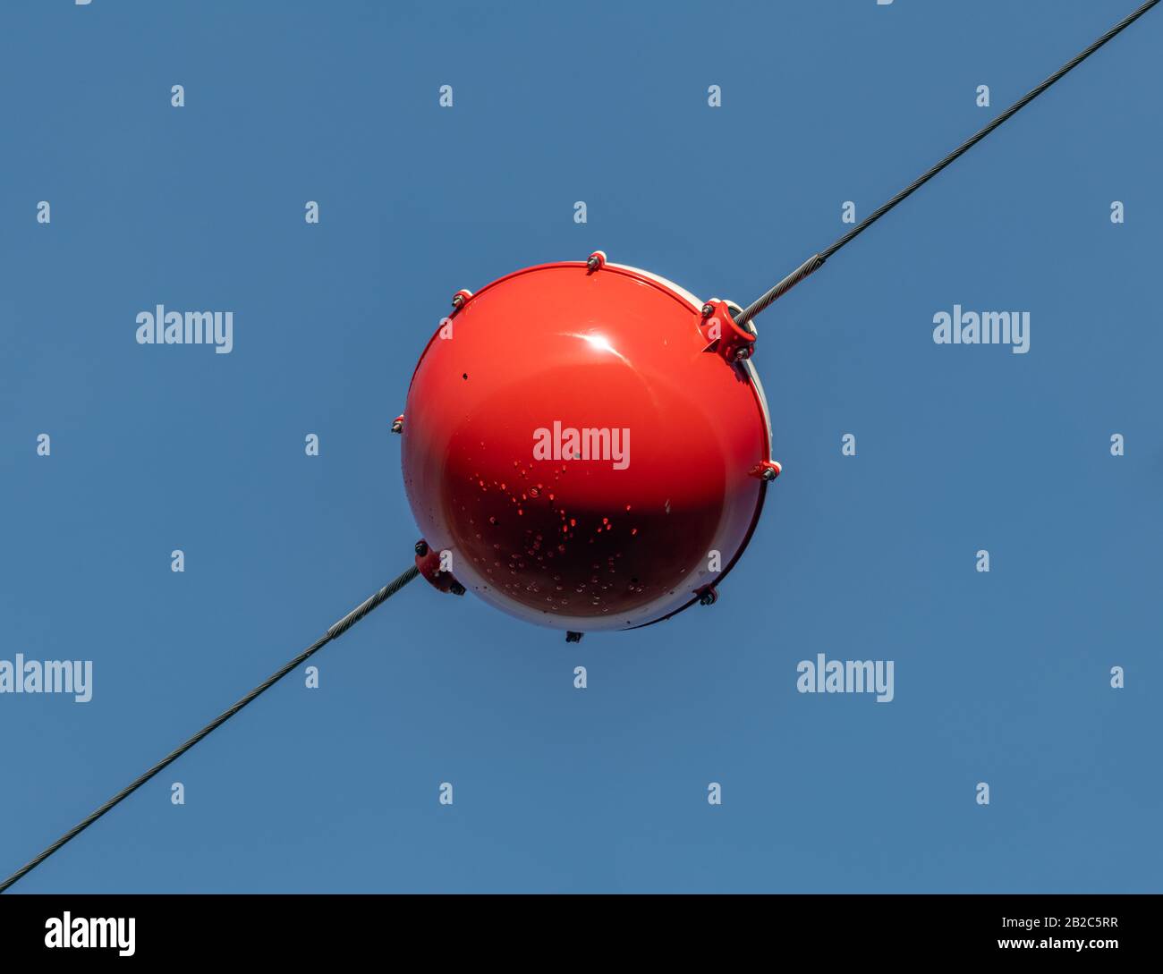 sfera di segnale rosso/bianco su linee ad alta tensione, tecnologia Foto Stock