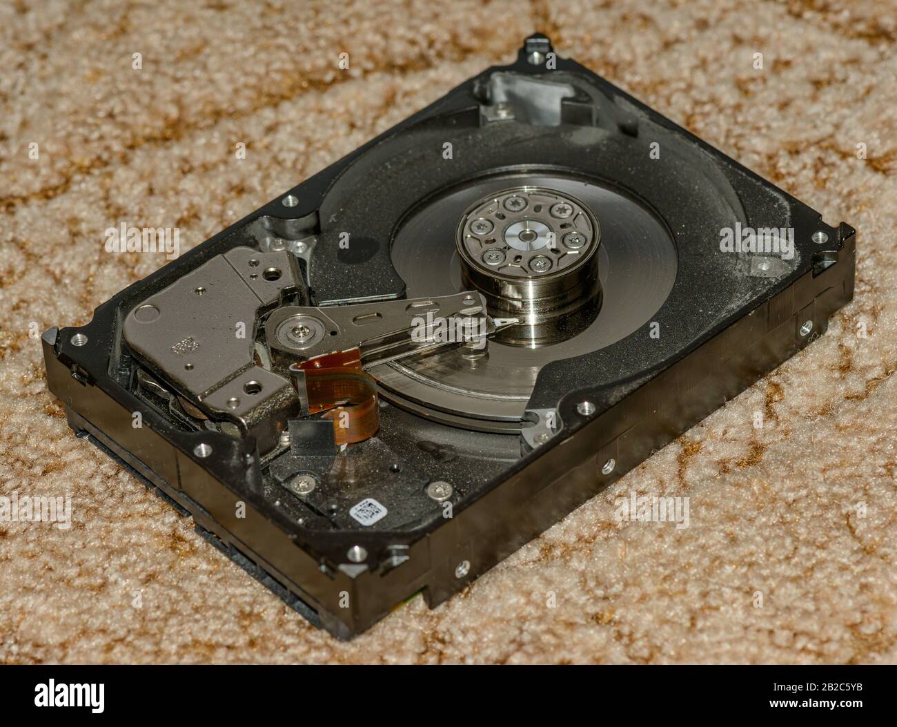 dettaglio del disco rigido rotto aperto, tecnologia Foto Stock