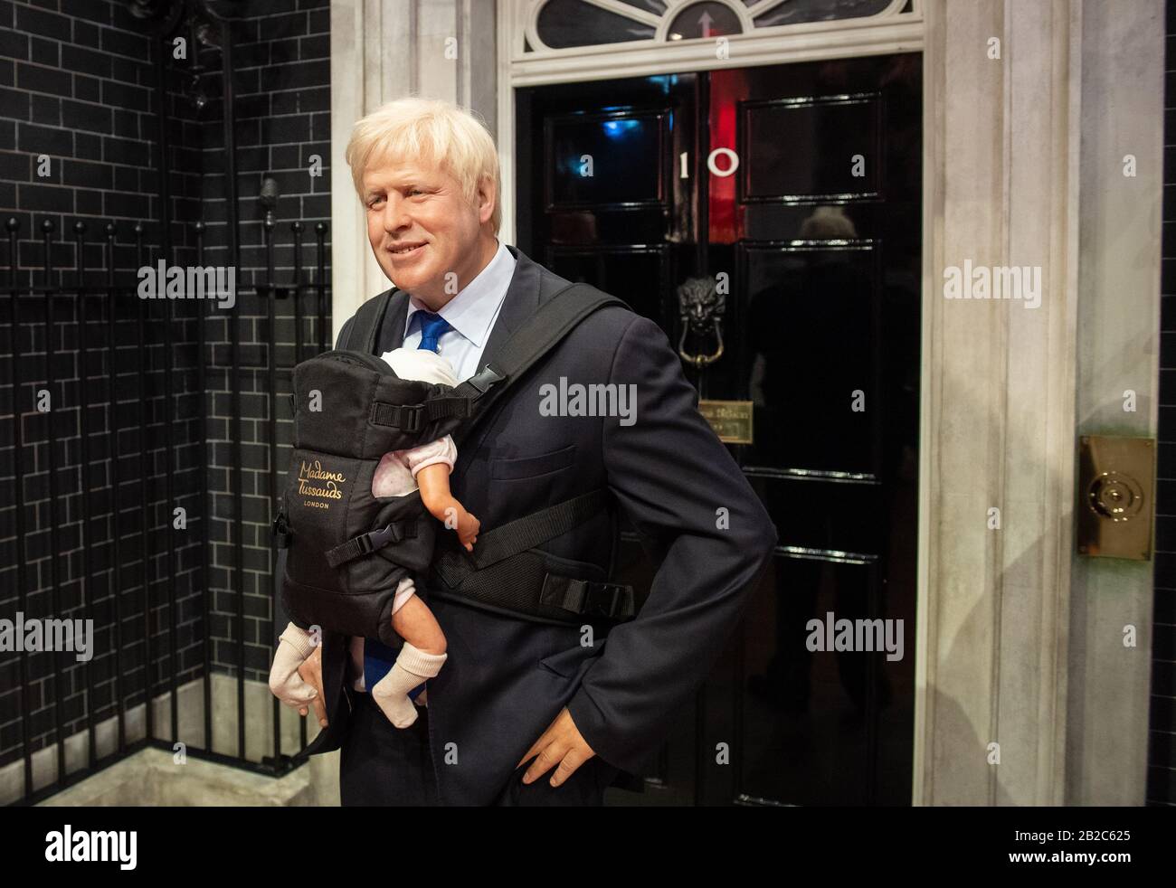 Il lavoro di assalvazione del primo Ministro Boris Johnson al Madame Tussauds, a Londra, indossando un baby carrier, a seguito del recente annuncio che si aspetta un bambino con il partner Carrie Symonds. Foto Stock
