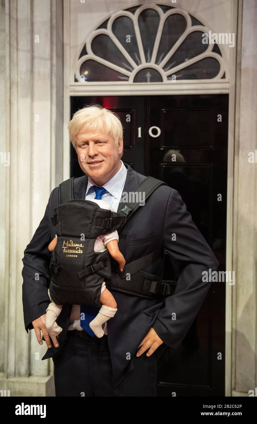 Il lavoro di assalvazione del primo Ministro Boris Johnson al Madame Tussauds, a Londra, indossando un baby carrier, a seguito del recente annuncio che si aspetta un bambino con il partner Carrie Symonds. Foto Stock