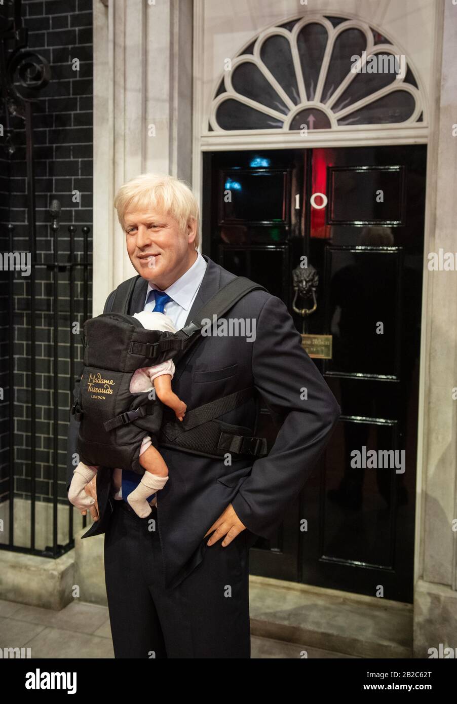 Il lavoro di assalvazione del primo Ministro Boris Johnson al Madame Tussauds, a Londra, indossando un baby carrier, a seguito del recente annuncio che si aspetta un bambino con il partner Carrie Symonds. Foto Stock