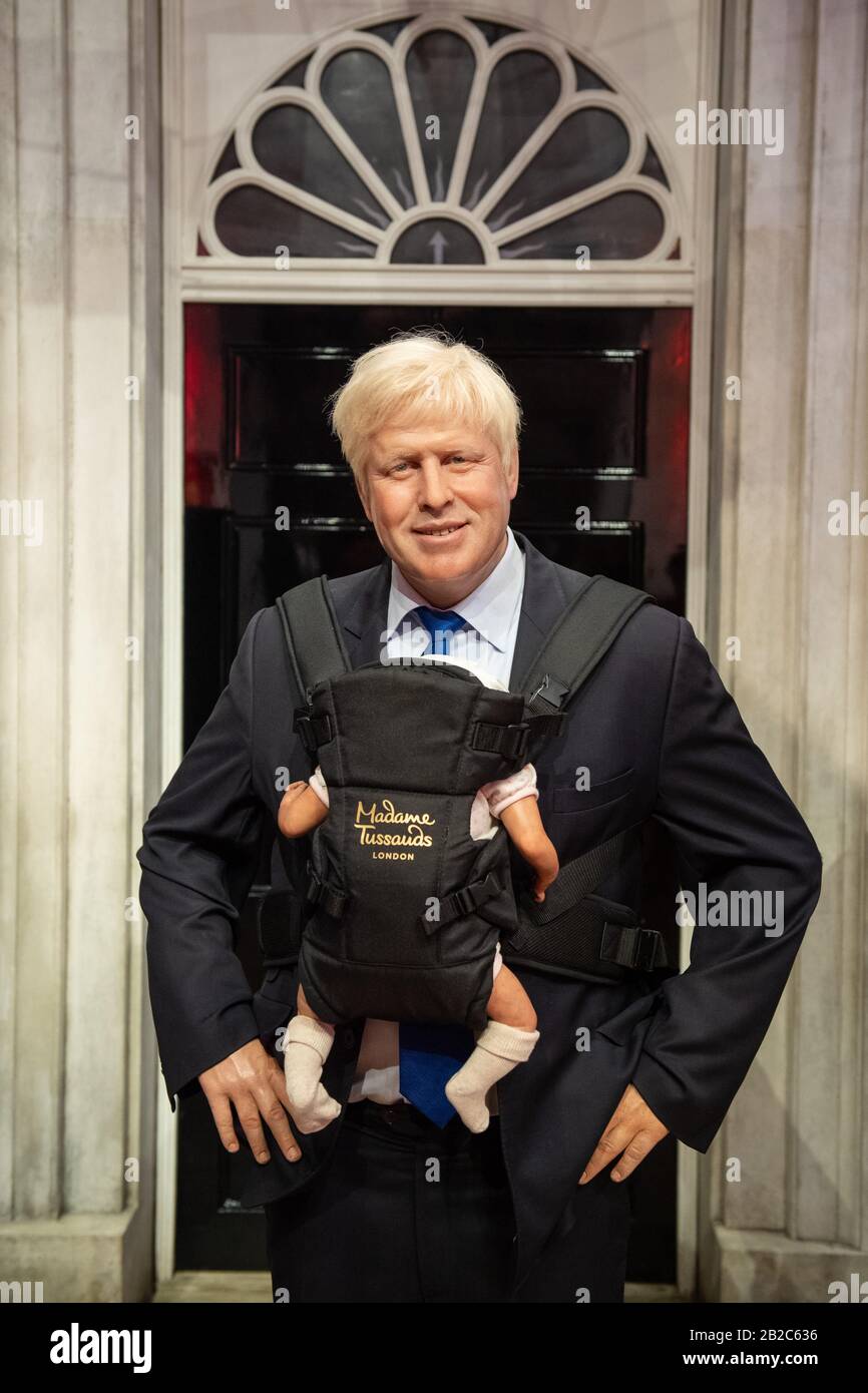 Il lavoro di assalvazione del primo Ministro Boris Johnson al Madame Tussauds, a Londra, indossando un baby carrier, a seguito del recente annuncio che si aspetta un bambino con il partner Carrie Symonds. Foto Stock