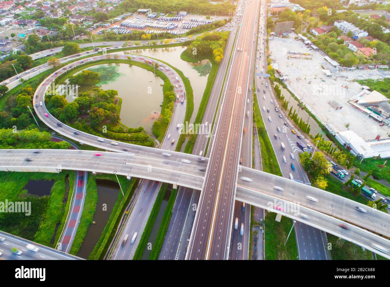 Incrocio Infinity segnaletica stradale con auto e verde parco stagno vista aerea Foto Stock