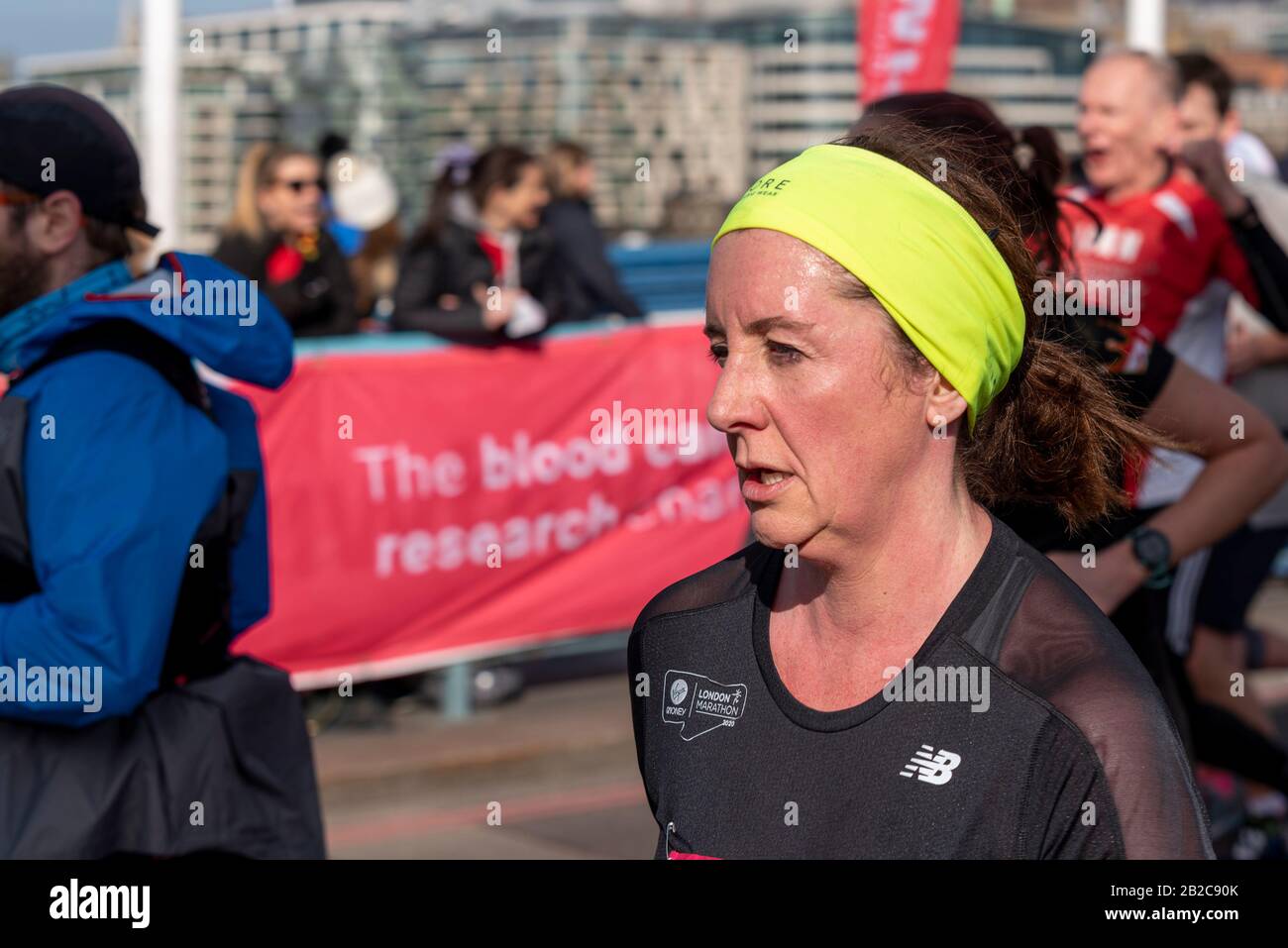 TV celebrità Lucy Siegle corse nella mezza maratona Vitality Big Half attraversa Tower Bridge, Londra, Regno Unito. BBC One Show presentatore in diretta in band Foto Stock