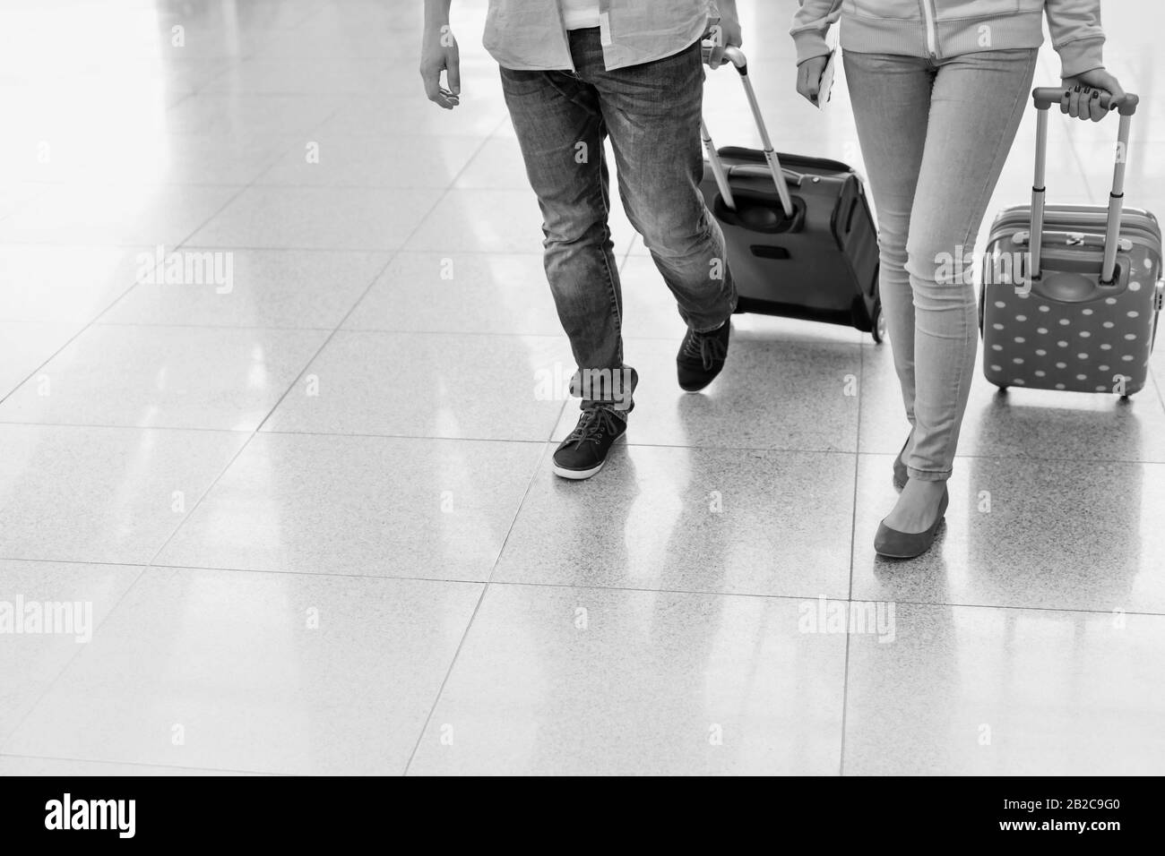 L'uomo maturo che arriva con la sua figlia in aeroporto che cerca il loro pick up Foto Stock