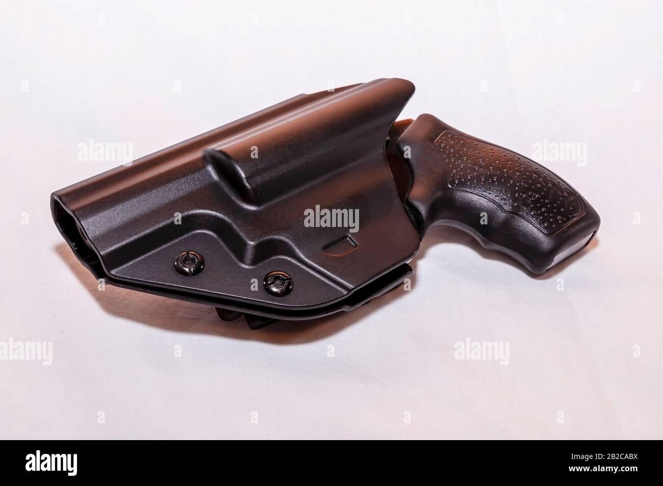 Uno snub nobed 38 revolver speciale in una custodia di plastica nera su uno sfondo bianco Foto Stock