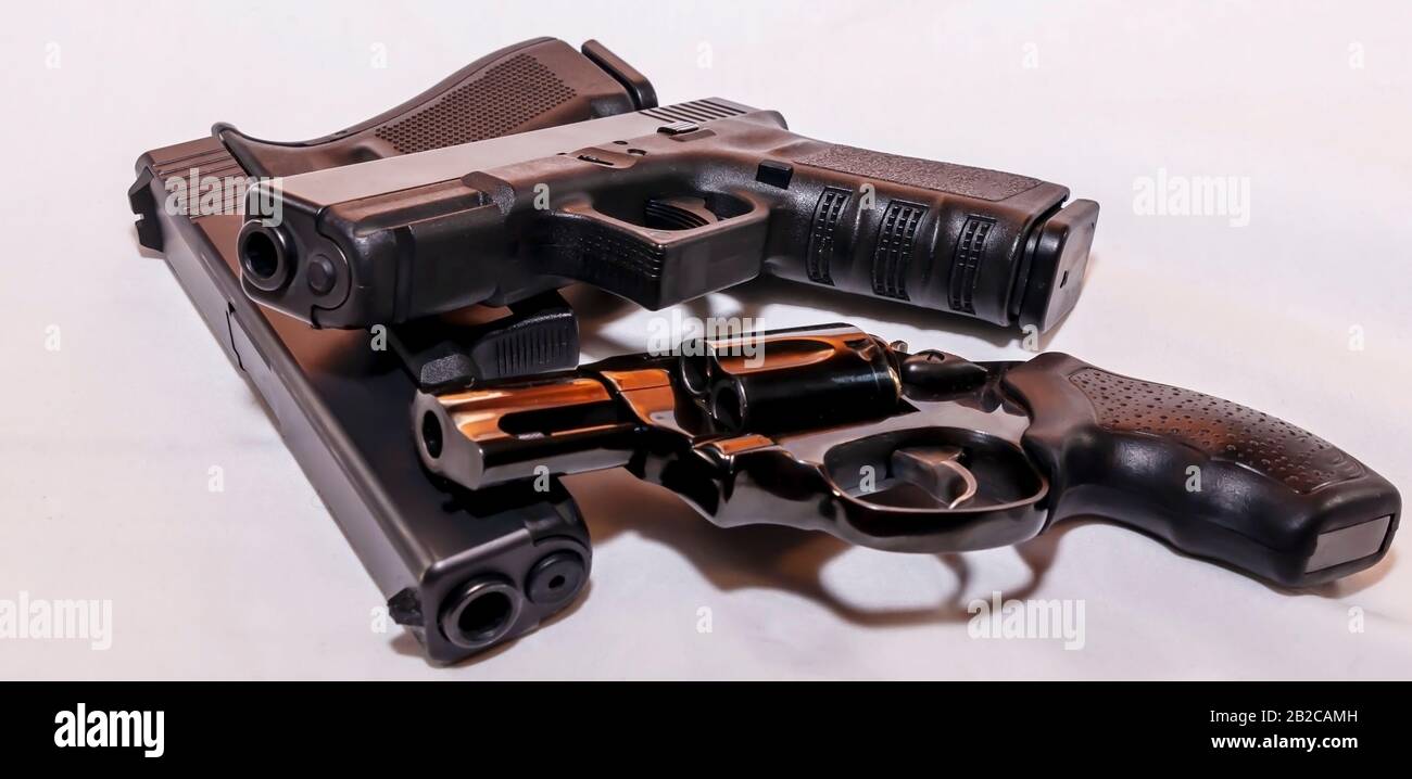 Tre pistole nere, due pistole, una 9mm e un calibro 40 con un revolver speciale 38 su sfondo bianco Foto Stock
