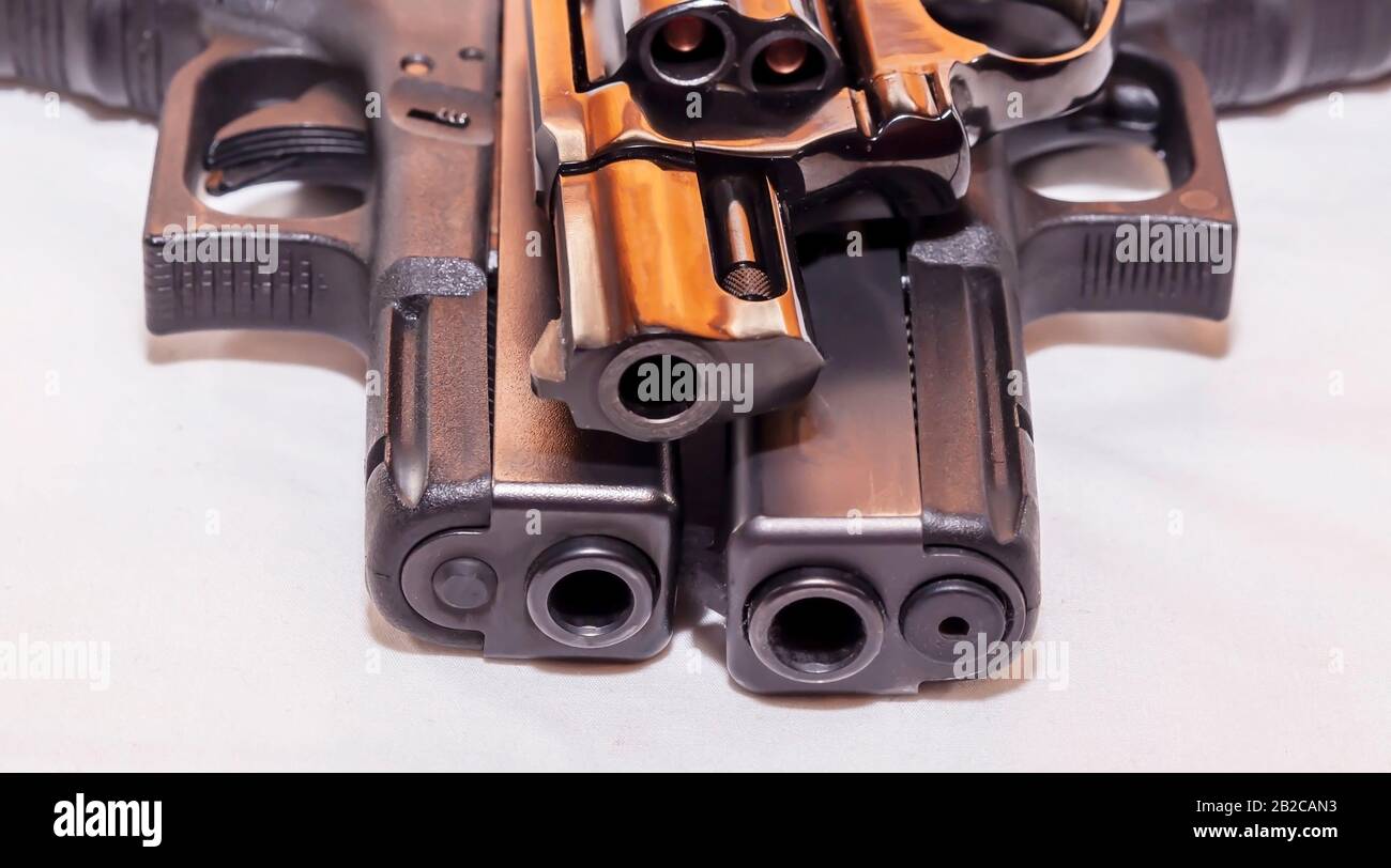 Tre pistole nere, due pistole, una 9mm e un calibro 40 con un revolver speciale 38 su sfondo bianco Foto Stock