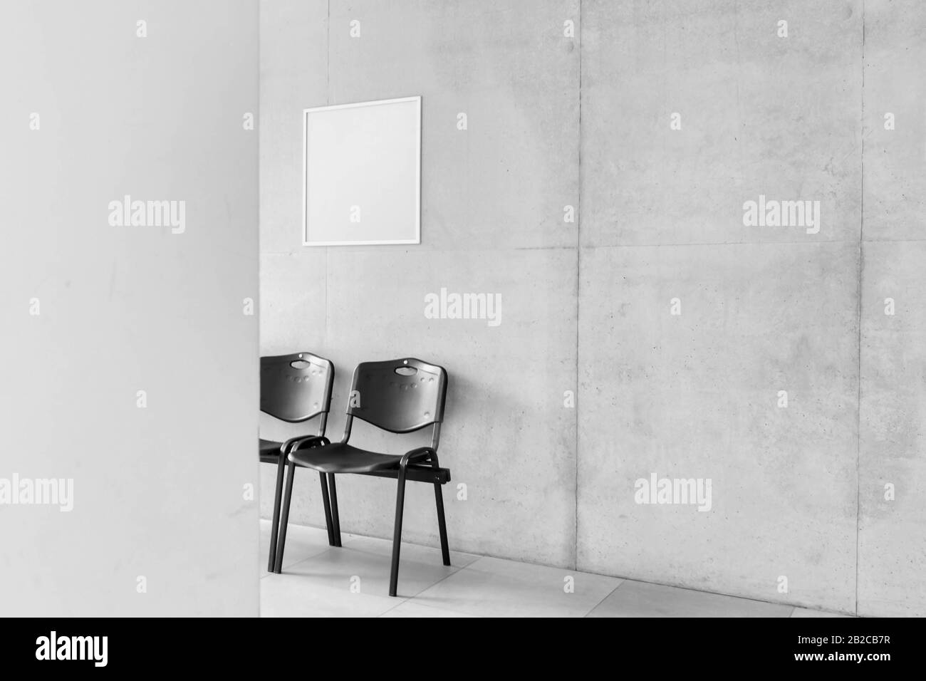Foto delle sedie nel corridoio a scuola Foto Stock