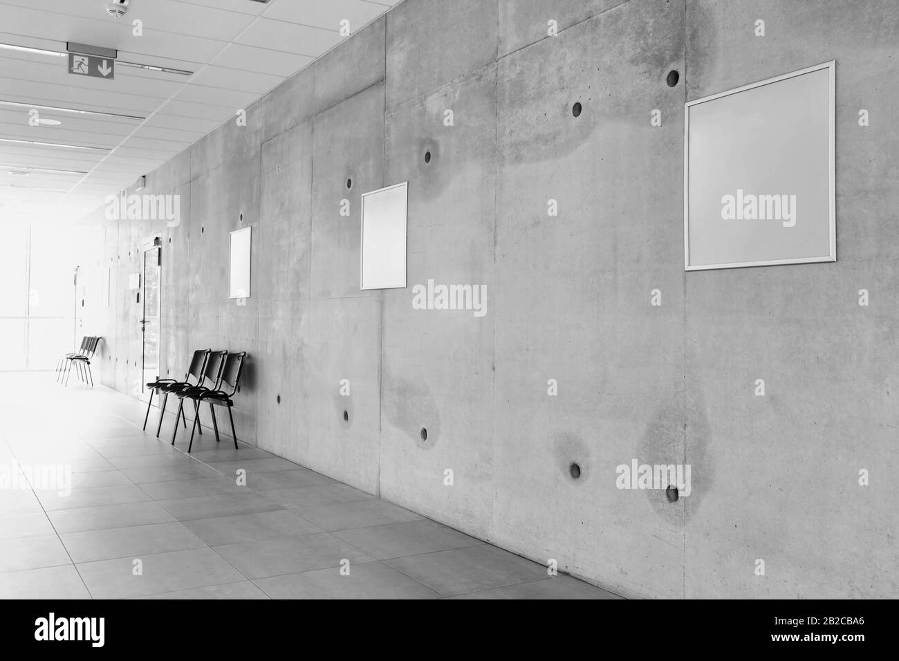 Foto delle sedie nel corridoio a scuola Foto Stock