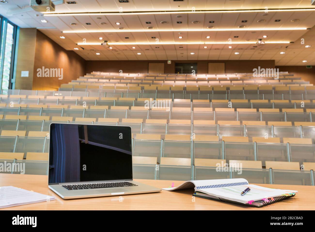 Foto di laptop sulla scrivania del professore con Tumbler in classe Foto Stock