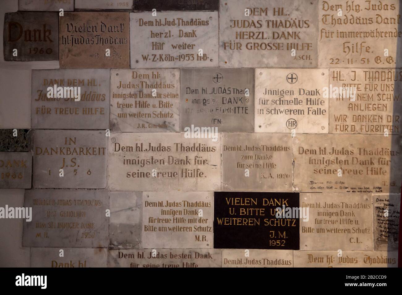 La chiesa romanica di S. Georg, piatti con riconoscimenti all'ingresso, Colonia, Germania. Die romanische Kirche St. Georg, Tafeln mit Danksagun Foto Stock