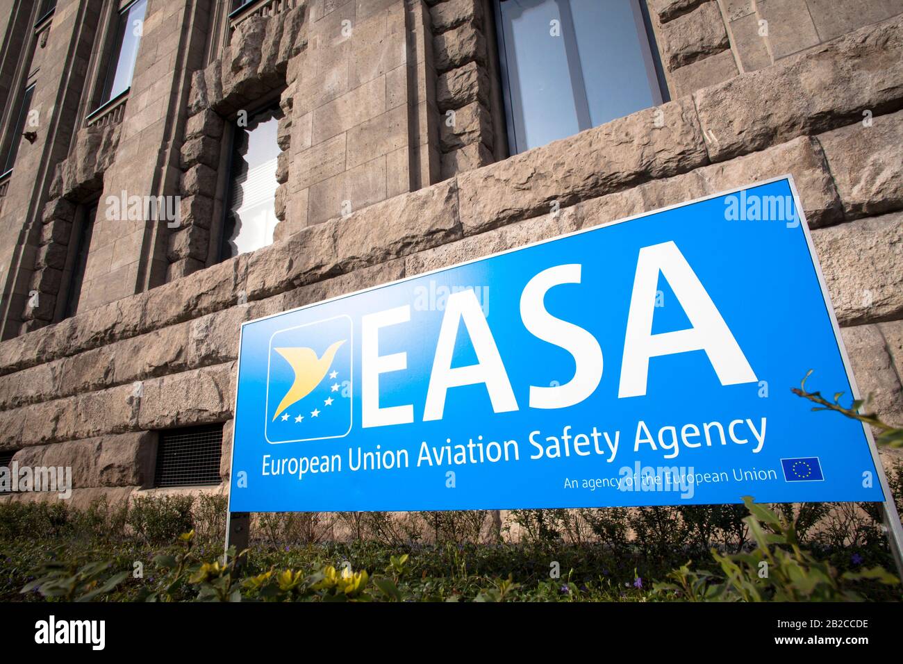 Cartello della sede dell'Agenzia europea per la sicurezza aerea (EASA) di fronte all'edificio dell'ufficio 'Neue Direktion' in via Konrad-Adena Foto Stock