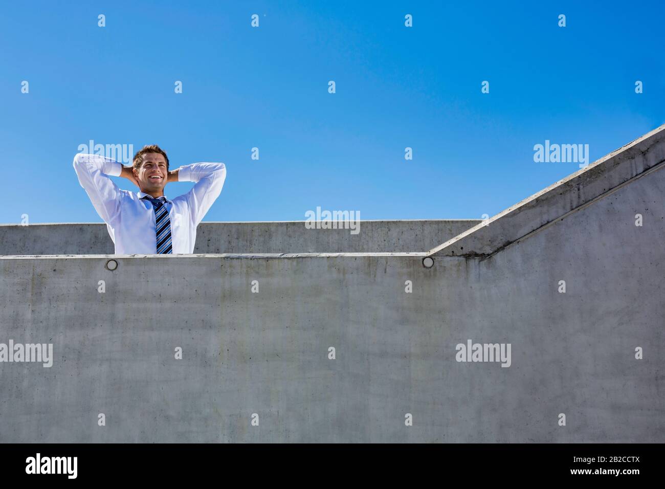 Ritratto di uomo d'affari maturo rilassante sul tetto Foto Stock