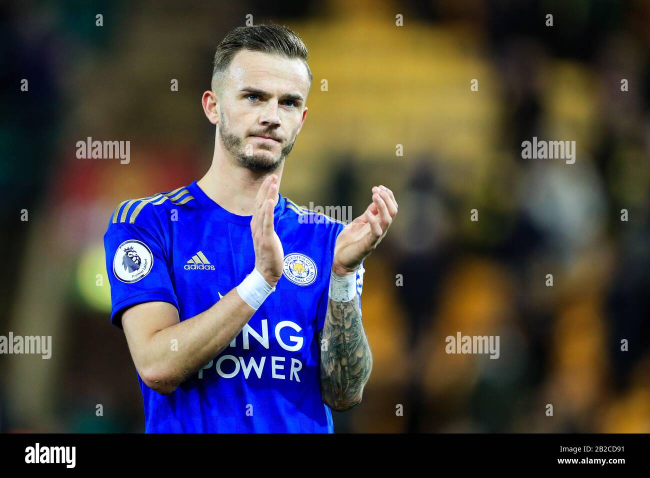 28th Febbraio 2020, Carrow Road, Norwich, Inghilterra; Premier League, Norwich City / Leicester City : James Maddison (10) di Leicester City applaude i loro sostenitori dopo una deludente serata per i volpi. Foto Stock