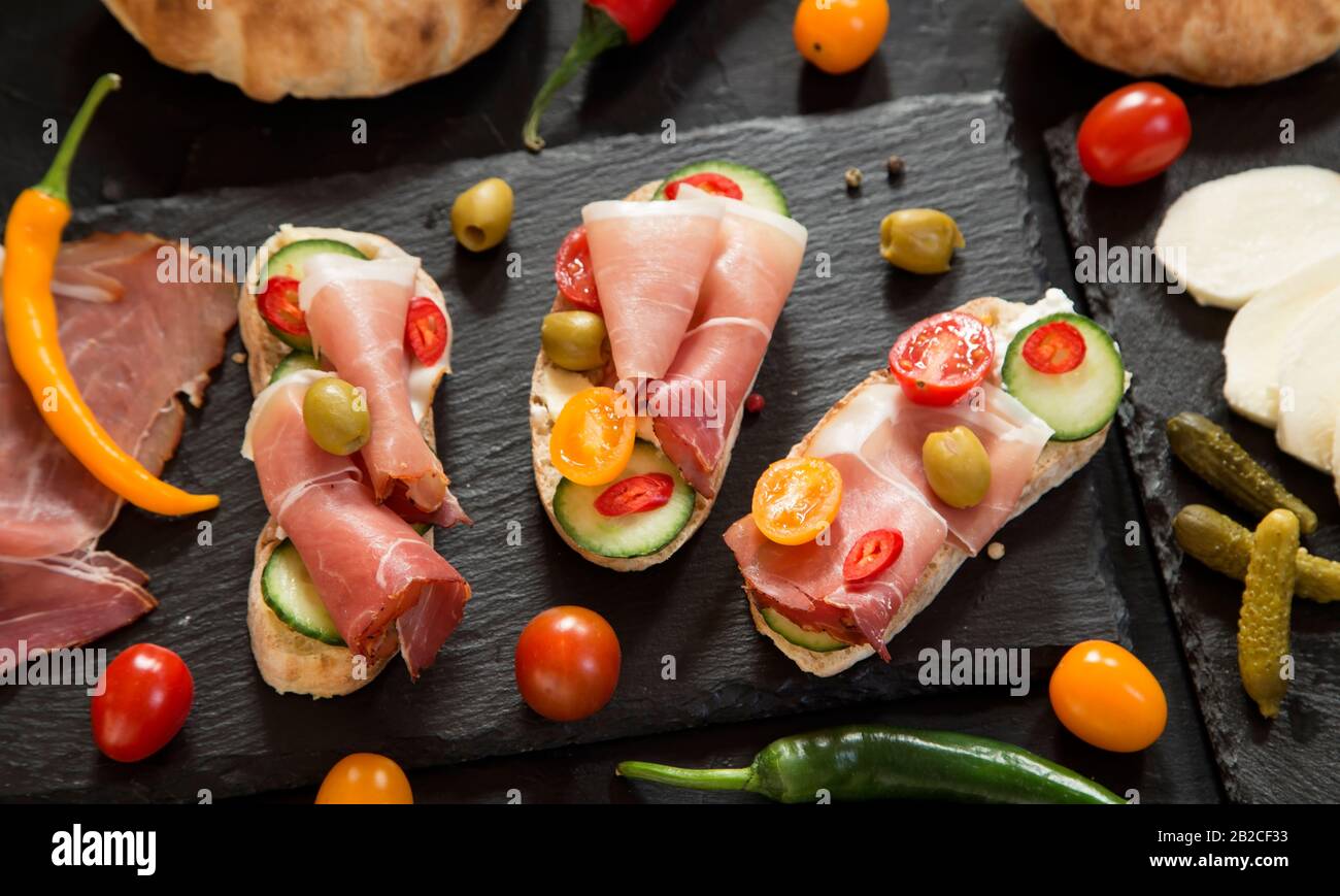 Prosciutto canapes su tavola di granito - vista dall'alto Foto Stock