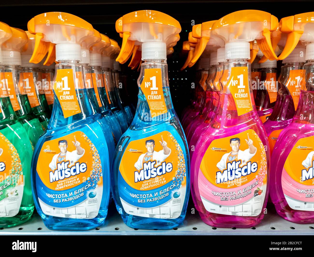 Mosca, Russia - Feb 23. 2020. MR Muscle - detergente per vetri su un ripiano in Selgros Cash and Carry Shop Foto Stock