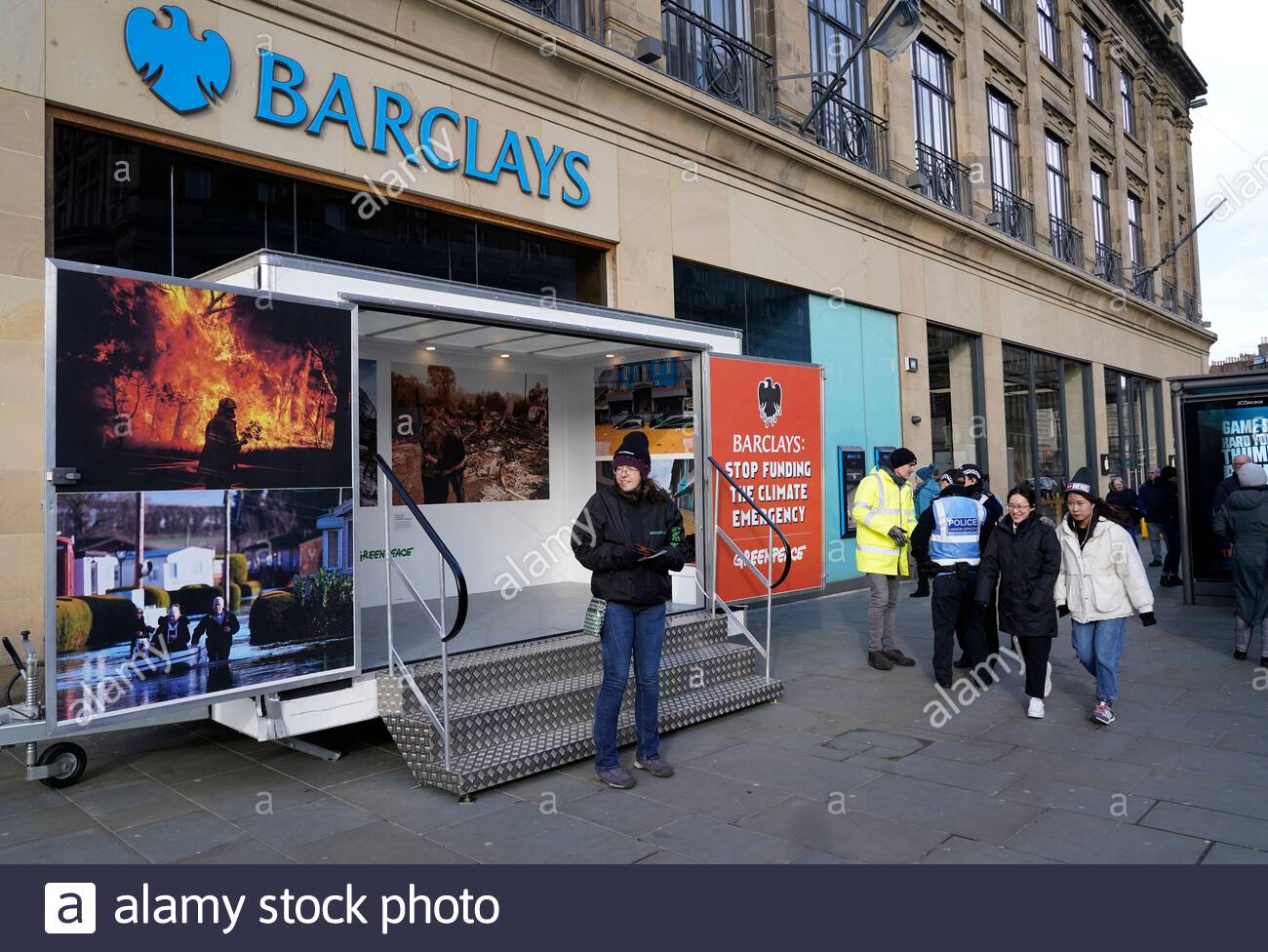 Edimburgo, Scozia, Regno Unito. 2nd Mar 2020. Barclays: Stop Funding The Climate Emergency. Gli attivisti Greenpeace al di fuori della filiale della Barclays Bank in Princes Street. Bloccando l'ingresso della diramazione si rimane chiuso tutto il giorno. Distribuzione di opuscoli. Credito: Craig Brown/Alamy Live News Foto Stock