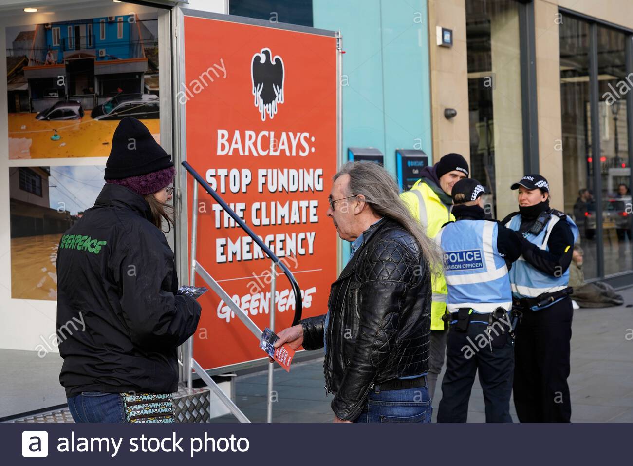 Edimburgo, Scozia, Regno Unito. 2nd Mar 2020. Barclays: Stop Funding The Climate Emergency. Gli attivisti Greenpeace al di fuori della filiale della Barclays Bank in Princes Street. Bloccando l'ingresso della diramazione si rimane chiuso tutto il giorno. Distribuzione di opuscoli. Credito: Craig Brown/Alamy Live News Foto Stock