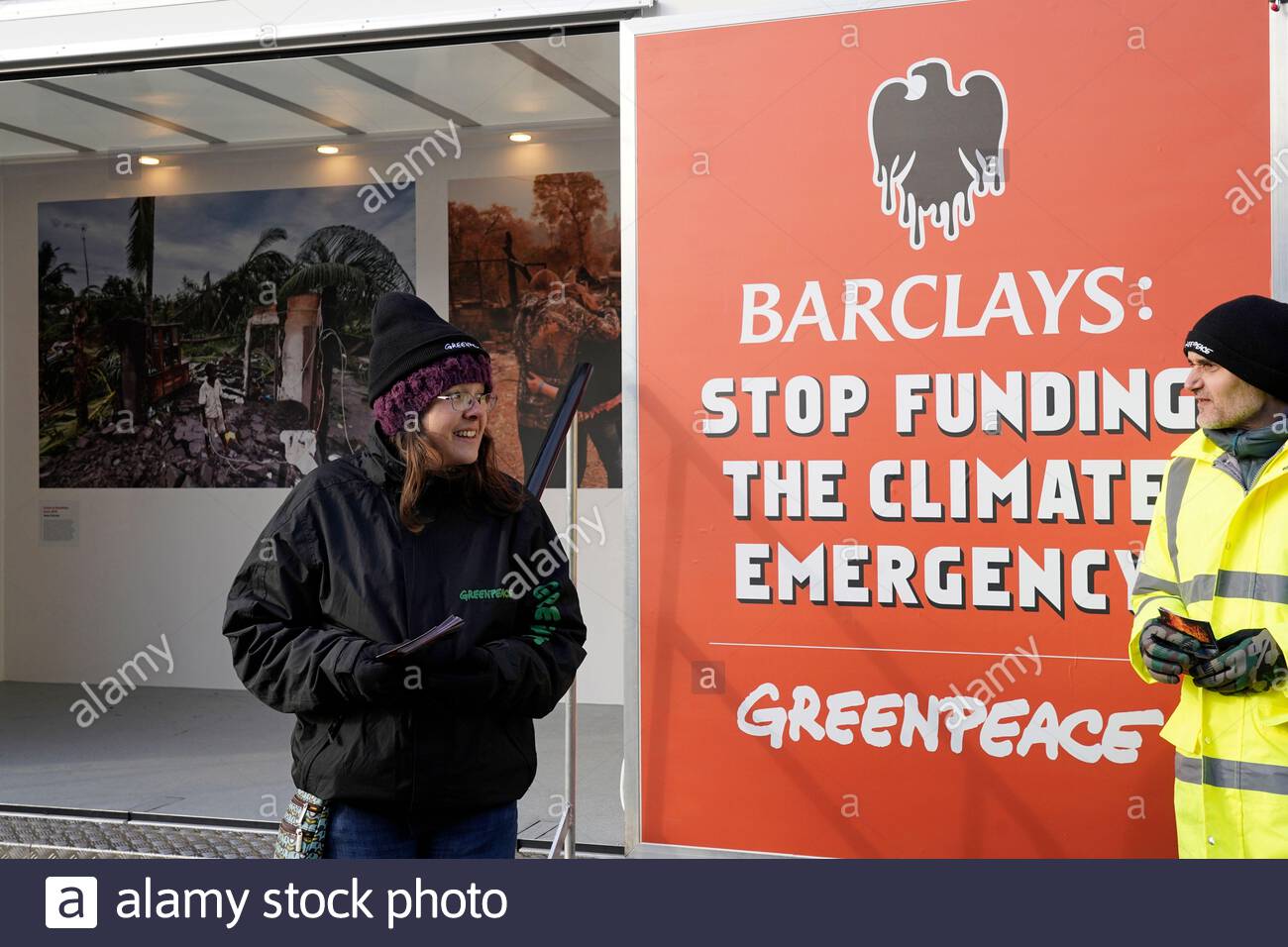 Edimburgo, Scozia, Regno Unito. 2nd Mar 2020. Barclays: Stop Funding The Climate Emergency. Gli attivisti Greenpeace al di fuori della filiale della Barclays Bank in Princes Street. Bloccando l'ingresso della diramazione si rimane chiuso tutto il giorno. Distribuzione di opuscoli. Credito: Craig Brown/Alamy Live News Foto Stock