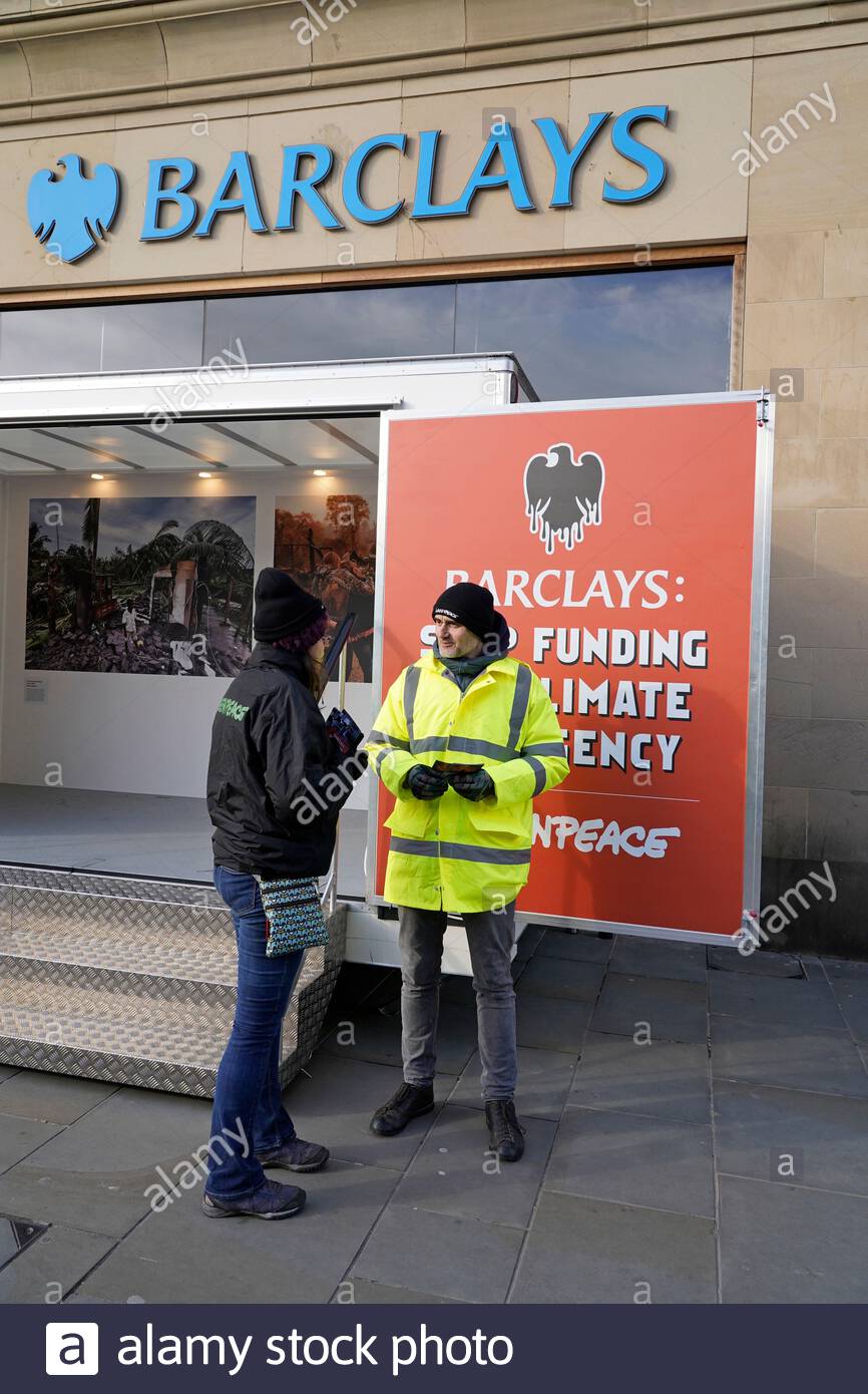 Edimburgo, Scozia, Regno Unito. 2nd Mar 2020. Barclays: Stop Funding The Climate Emergency. Gli attivisti Greenpeace al di fuori della filiale della Barclays Bank in Princes Street. Bloccando l'ingresso della diramazione si rimane chiuso tutto il giorno. Distribuzione di opuscoli. Credito: Craig Brown/Alamy Live News Foto Stock