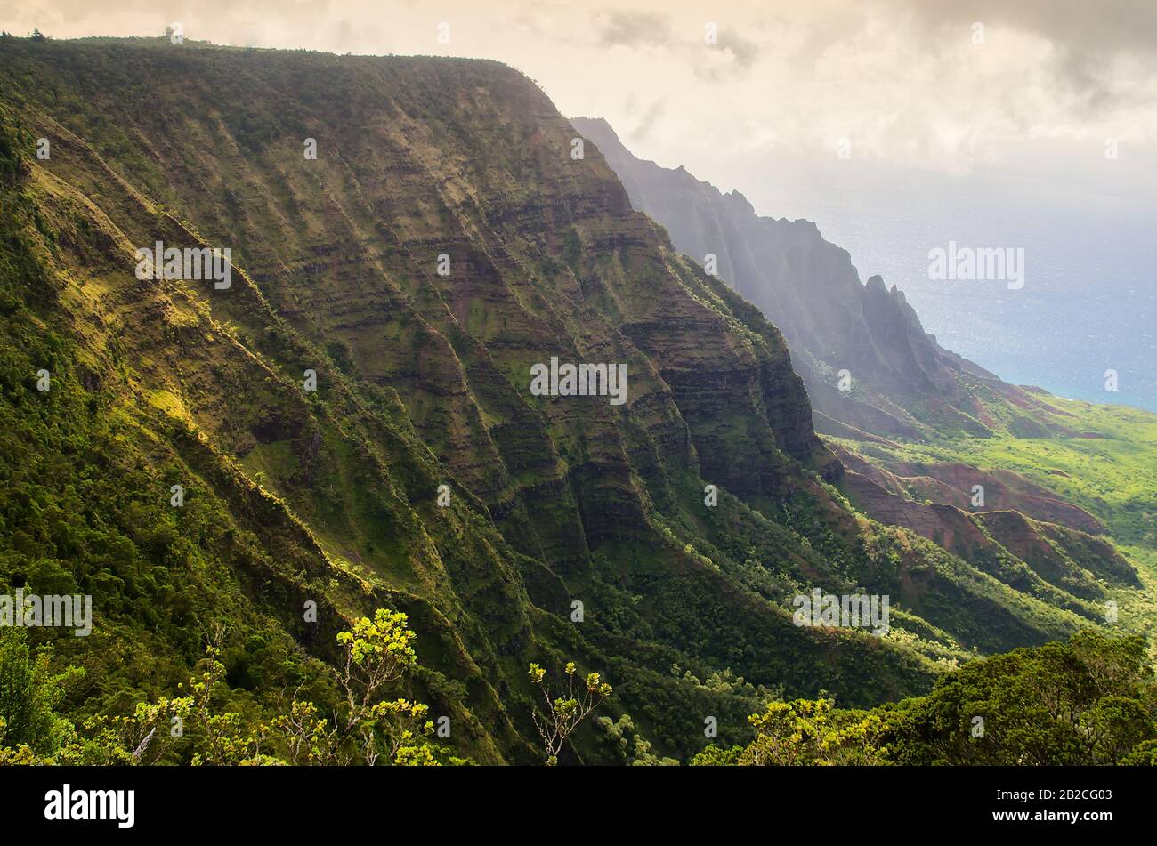 Kauai, Hawaii, USA: Panoramica della costa di na Pali (Kalalau Lookout al Koke`e state Park) Foto Stock