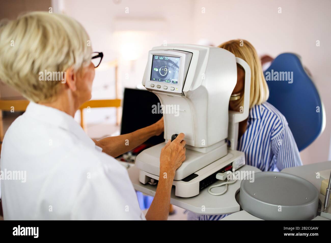 Oftalmologia vista il concetto di diagnostica. Occhio moderna macchina di prova apparecchiatura in clinica Foto Stock