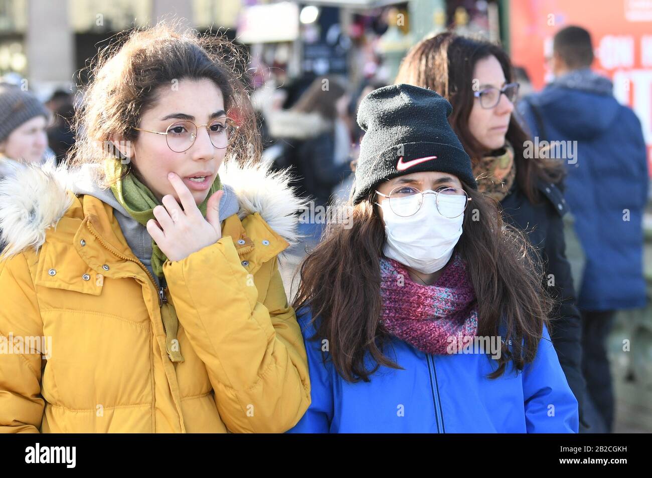 Le persone che indossano maschere facciali sul Westminster Bridge di Londra, come dice il segretario alla sanità ombra Jonathon Ashworth, sosterrebbero la chiusura delle città per controllare la diffusione del coronavirus. Foto Stock