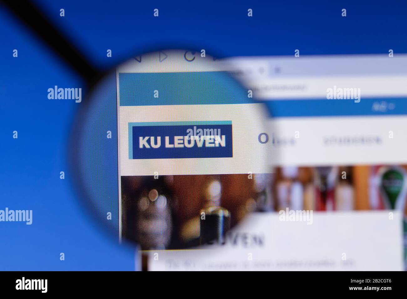 Los Angeles, California, Stati Uniti - 3 marzo 2020: Logo della home page del sito web KU Leuven visibile sullo schermo, Editoriale Illustrativo Foto Stock