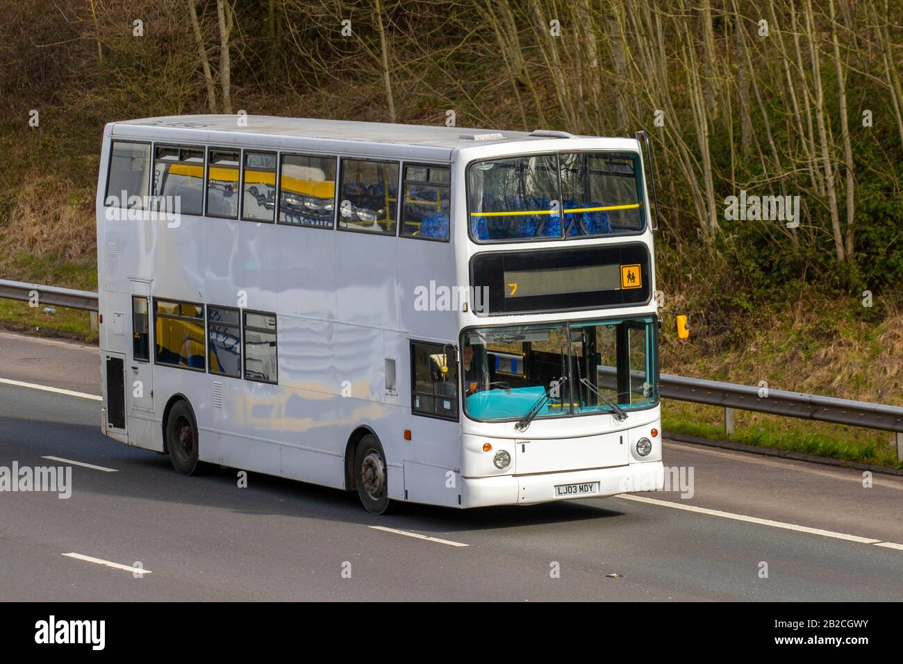 2003 White DAF DB; il VDL DB250 (originariamente il DAF DB250) un autobus a due piani a due assali prodotto da VDL Bus & Coach che viaggia sulla m6 a Chorley. Foto Stock