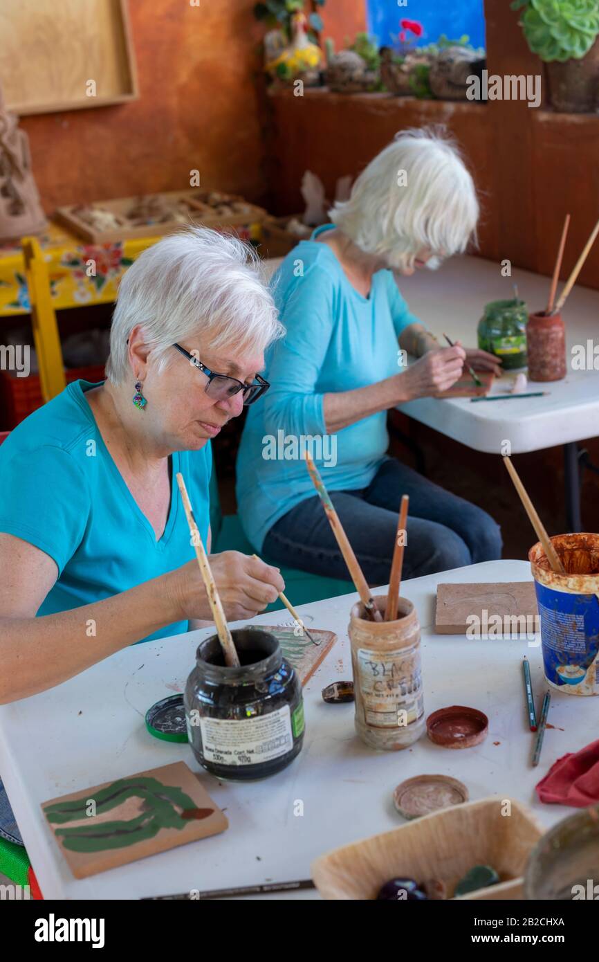Yanhuitlan, Oaxaca, Messico - I Turisti partecipano ad un laboratorio di ceramica nello studio dell'artista di ceramica Manuel Reyes. Foto Stock