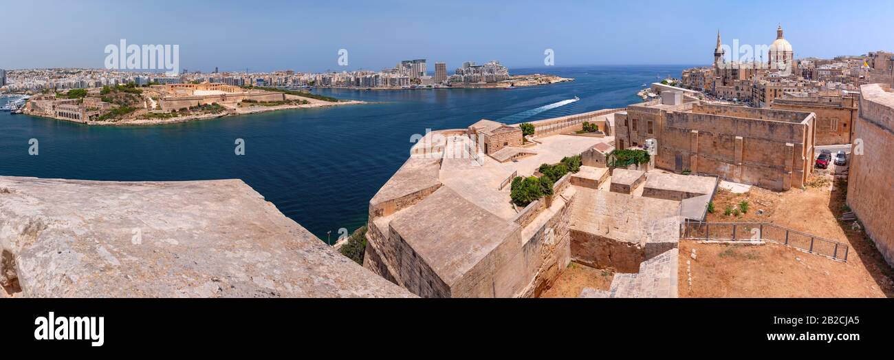 Sliema e la città vecchia di Valletta con fortezza, la chiesa Di Nostra Signora del Monte Carmelo e la Pro-Cattedrale Anglicana di San Paolo al tramonto, capitale di Malta Foto Stock