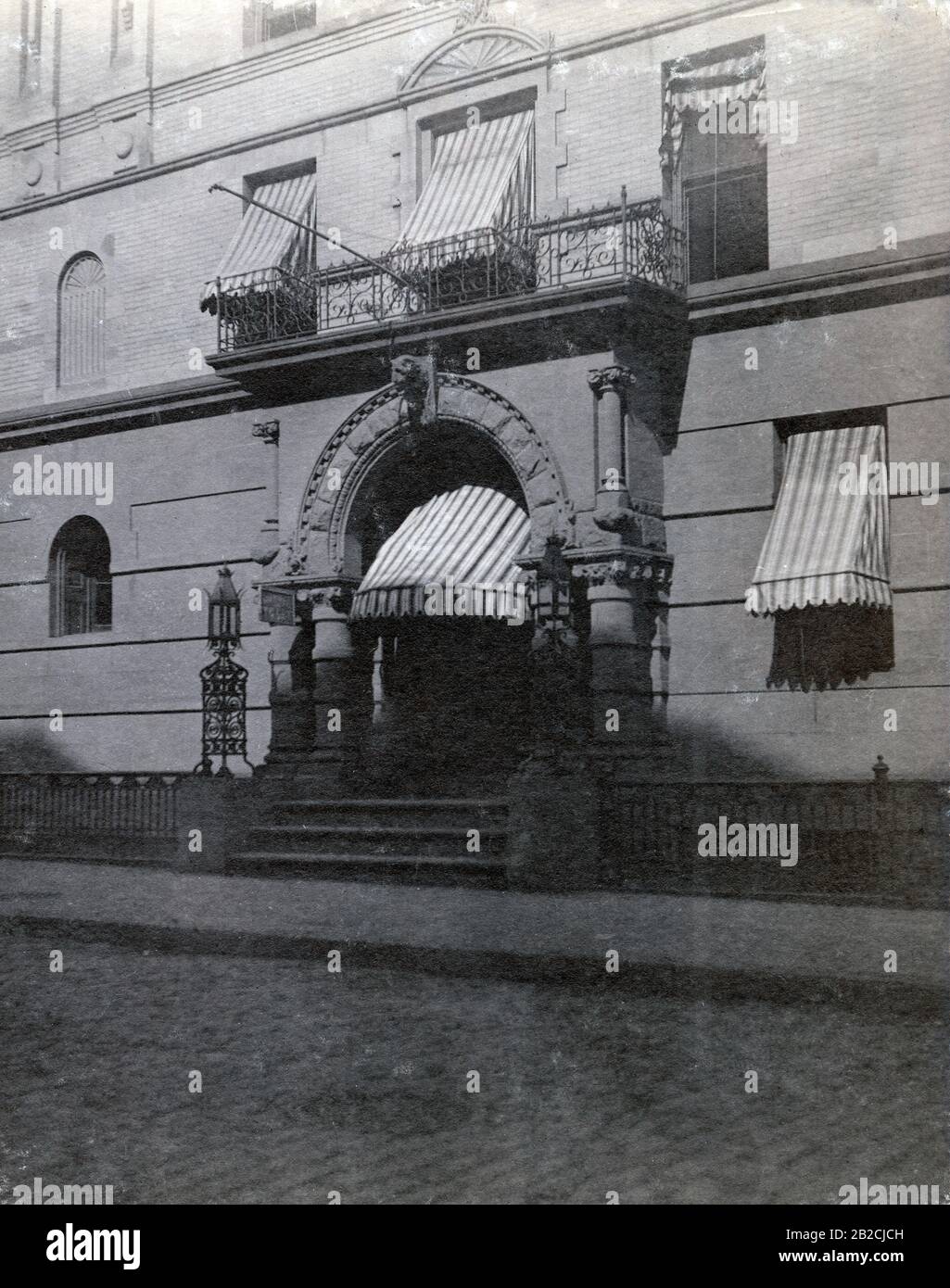 Fotografia del 1898 antico, esterno della 69 West 93rd Street a New York City, New York. FONTE: FOTOGRAFIA ORIGINALE Foto Stock