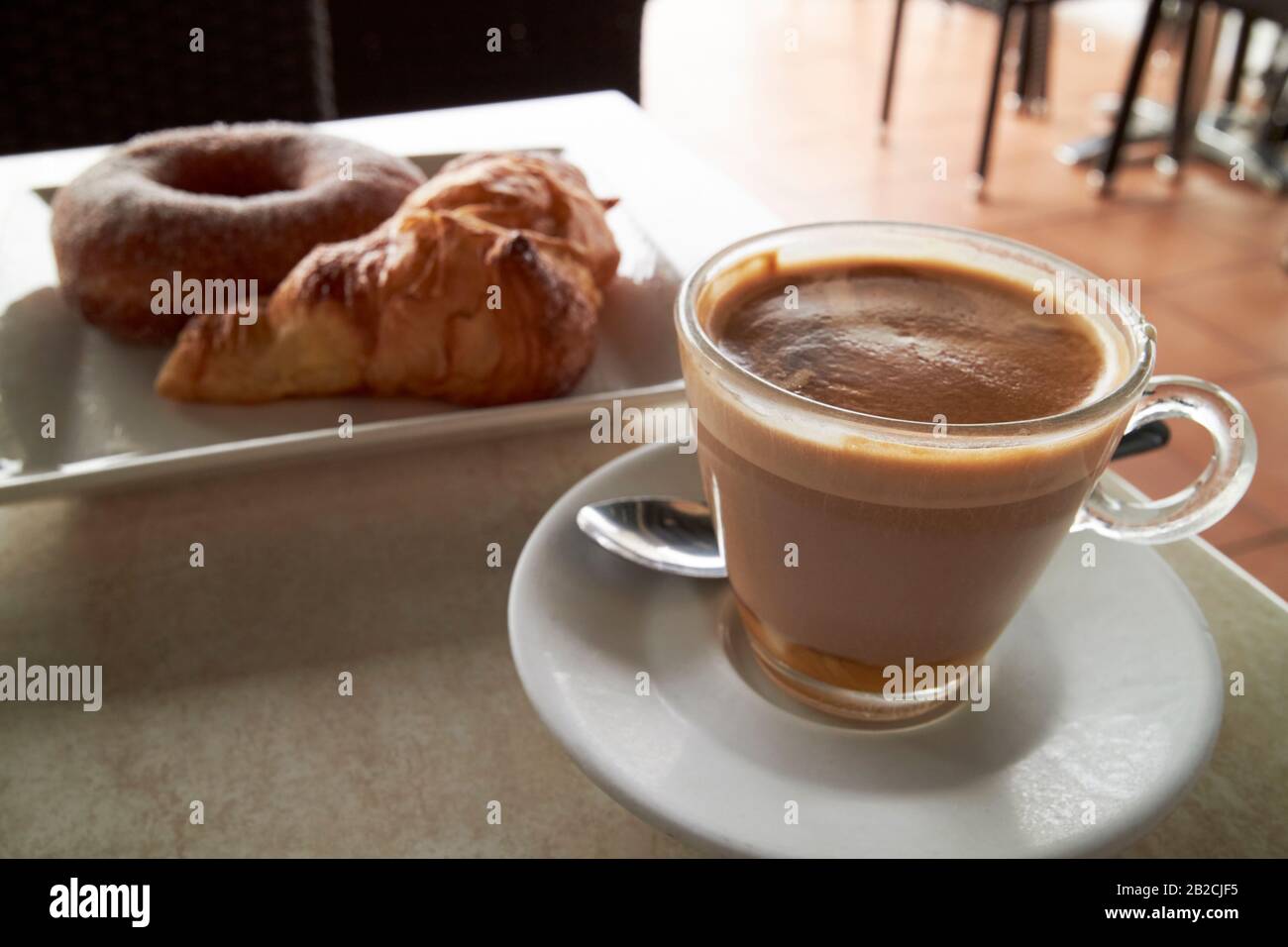 Ciambella croissant e caffè leche leche prima colazione in una caffetteria Lanzarote canarie isole spagna Foto Stock