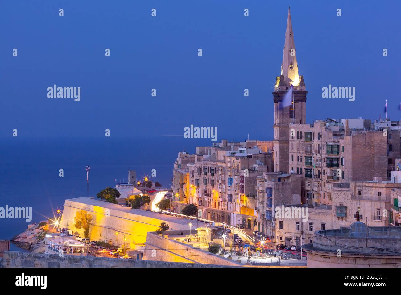 Vista dei tetti della città vecchia e della Pro-Cattedrale Anglicana di San Paolo di notte, Valletta, capitale di Malta Foto Stock