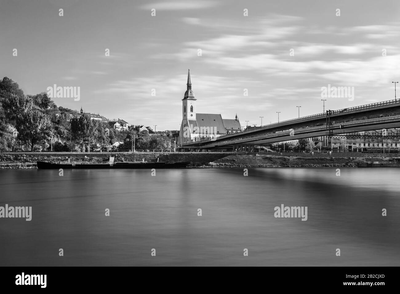 Città vecchia di Bratislava e cattedrale sul Danubio, Slovacchia Foto Stock