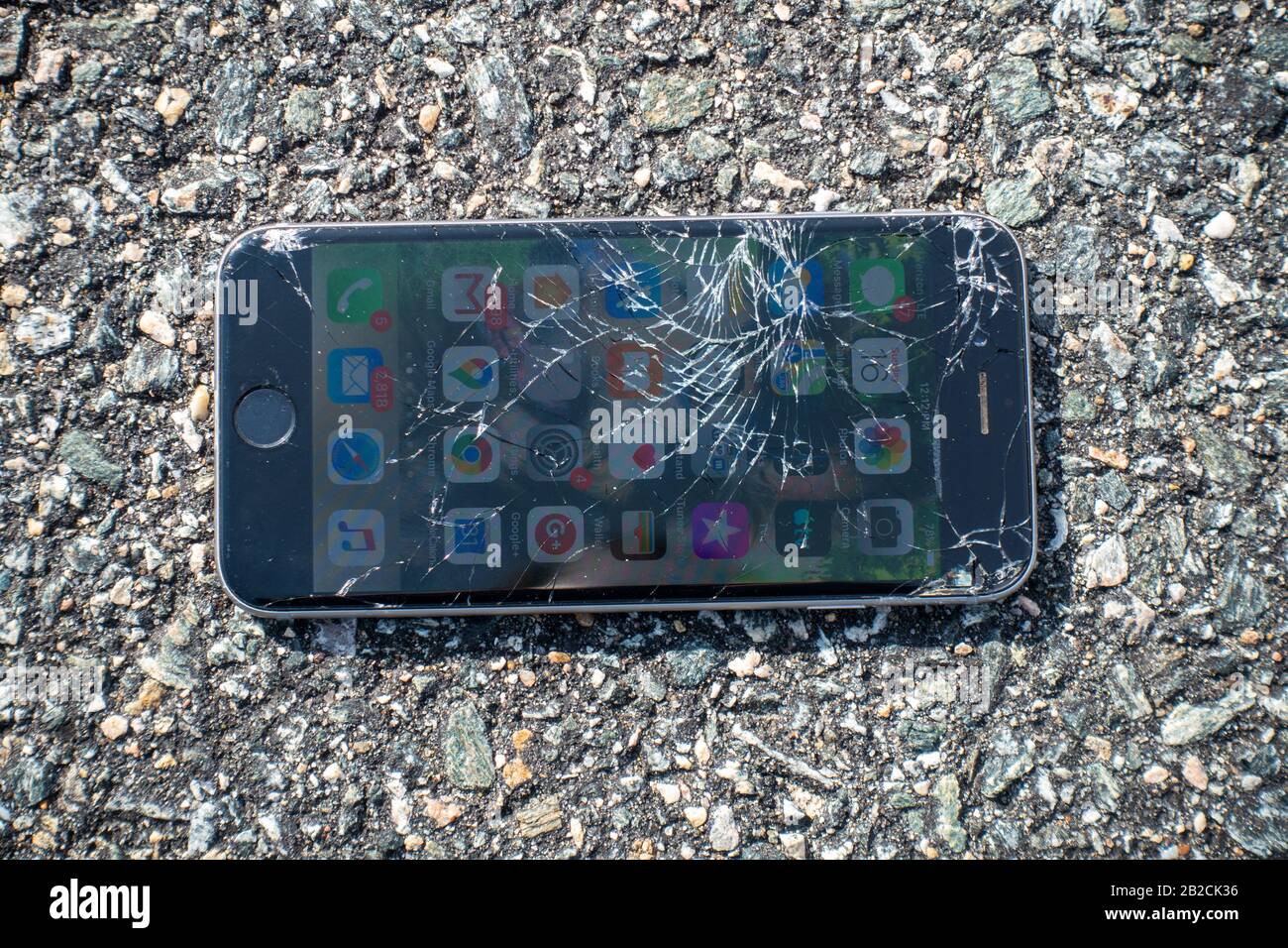 IPhone 6 con schermo rotto in vetro frantumato dal cadere su asfalto Foto  stock - Alamy