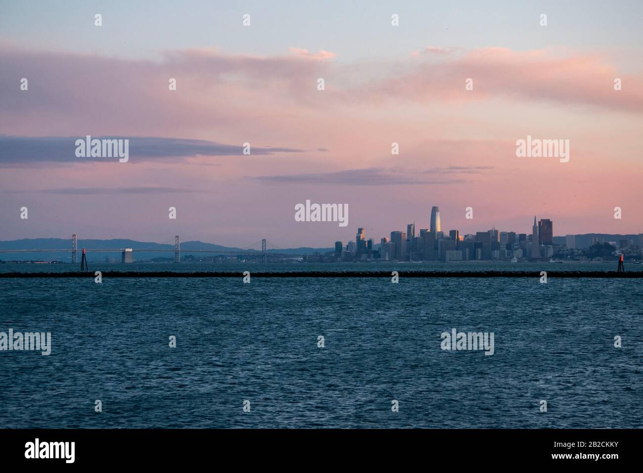Lo skyline di San Francisco può essere visto da Point Richmond, California, durante il tramonto. Foto Stock