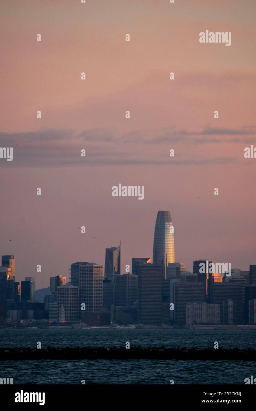 Lo skyline di San Francisco può essere visto da Point Richmond, California, durante il tramonto. Foto Stock