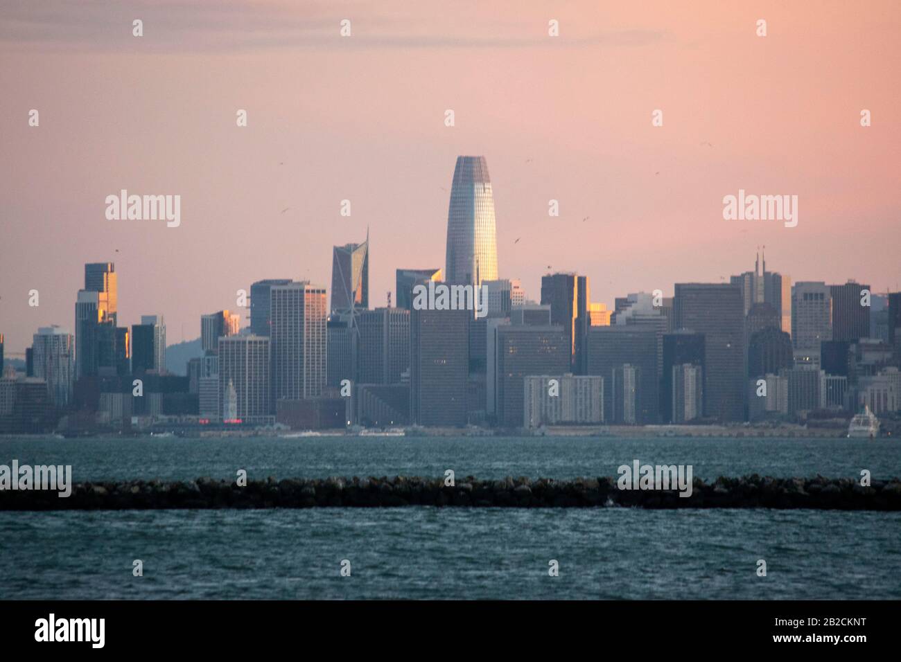 Lo skyline di San Francisco può essere visto da Point Richmond, California, durante il tramonto. Foto Stock