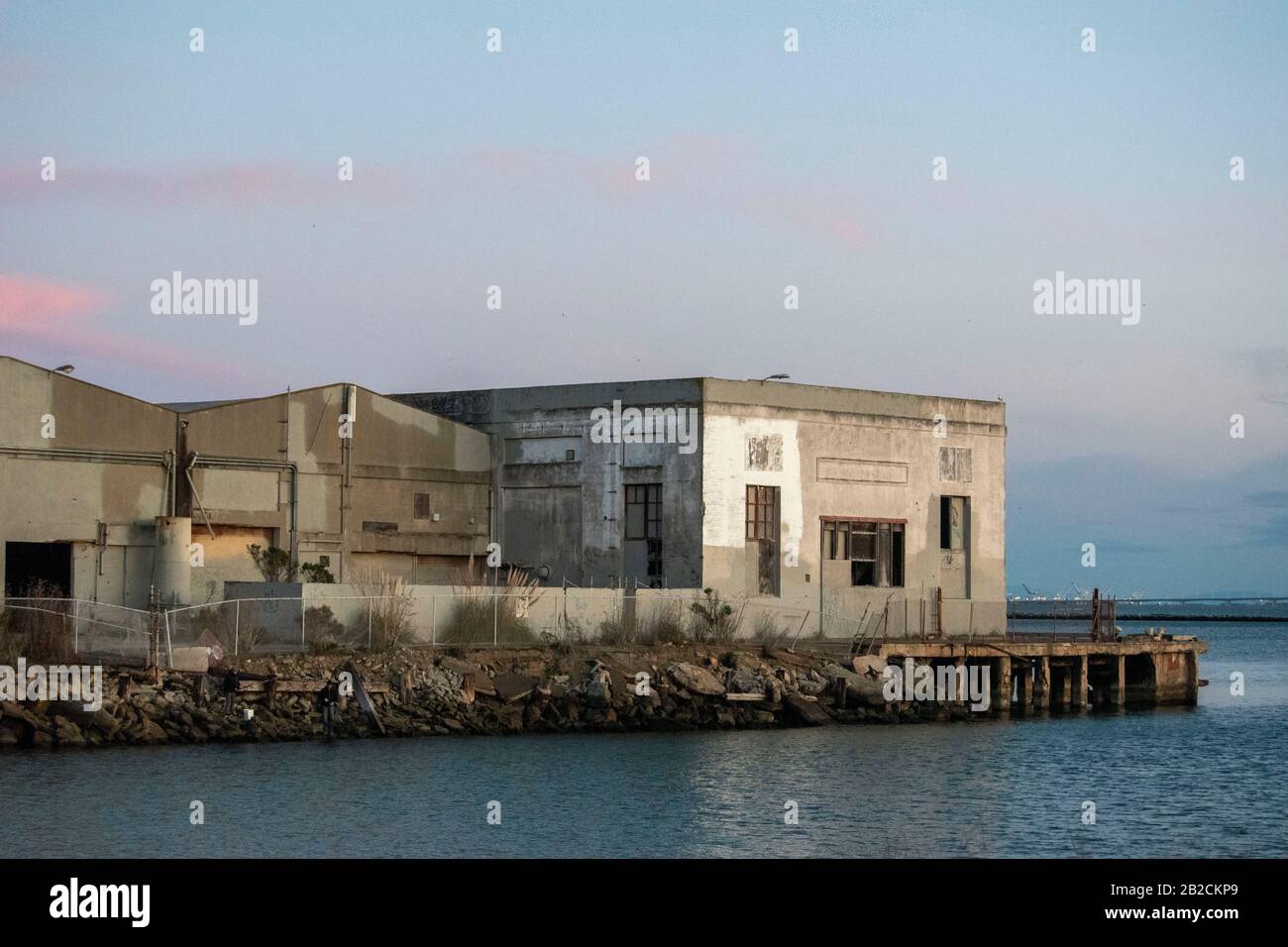 Lo skyline di San Francisco può essere visto da Point Richmond, California, durante il tramonto. Foto Stock