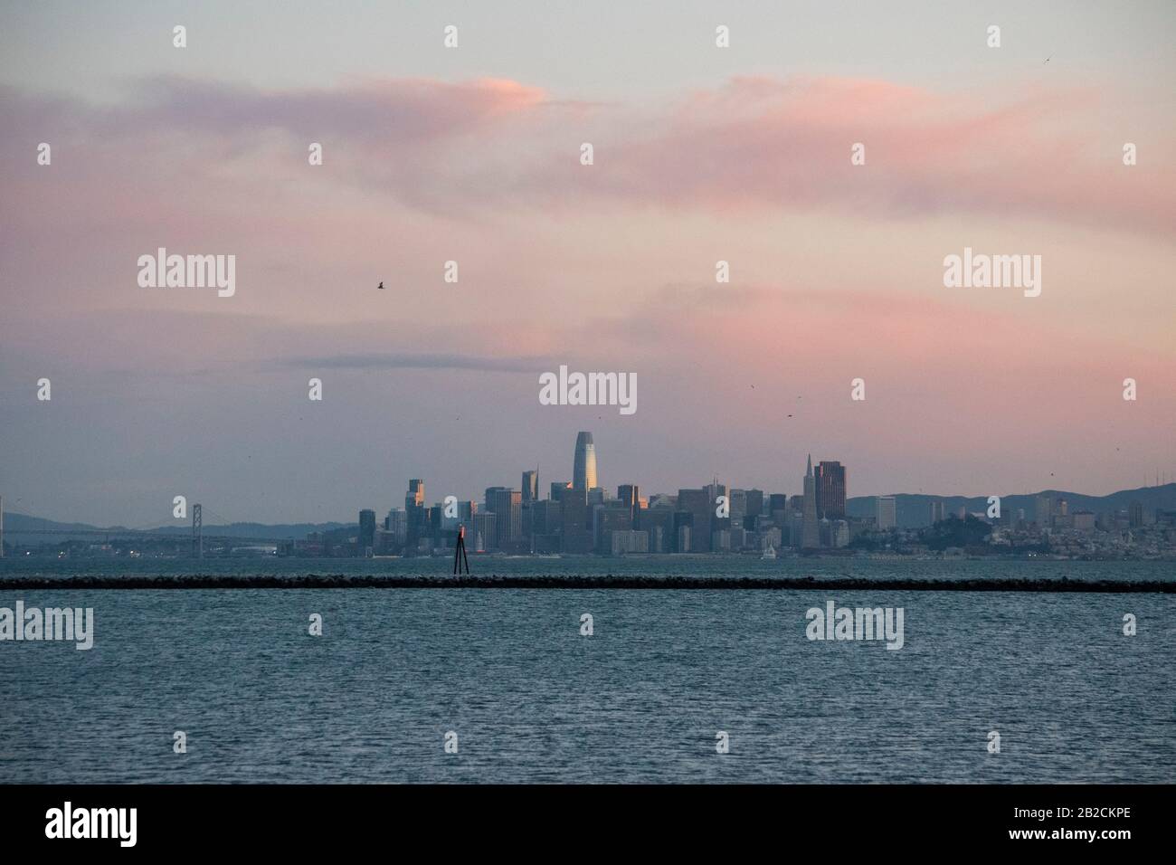 Lo skyline di San Francisco può essere visto da Point Richmond, California, durante il tramonto. Foto Stock
