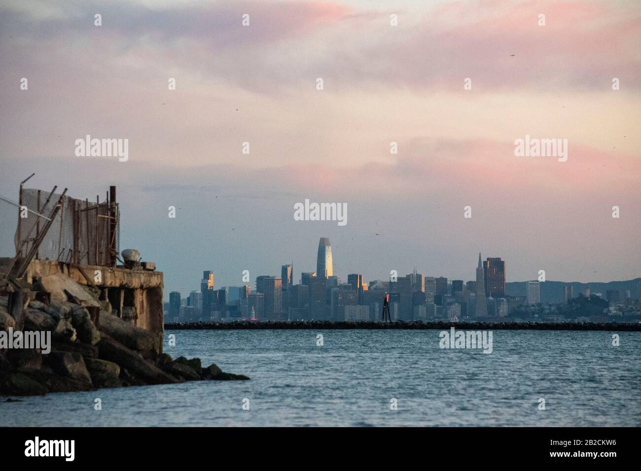 Lo skyline di San Francisco può essere visto da Point Richmond, California, durante il tramonto. Foto Stock