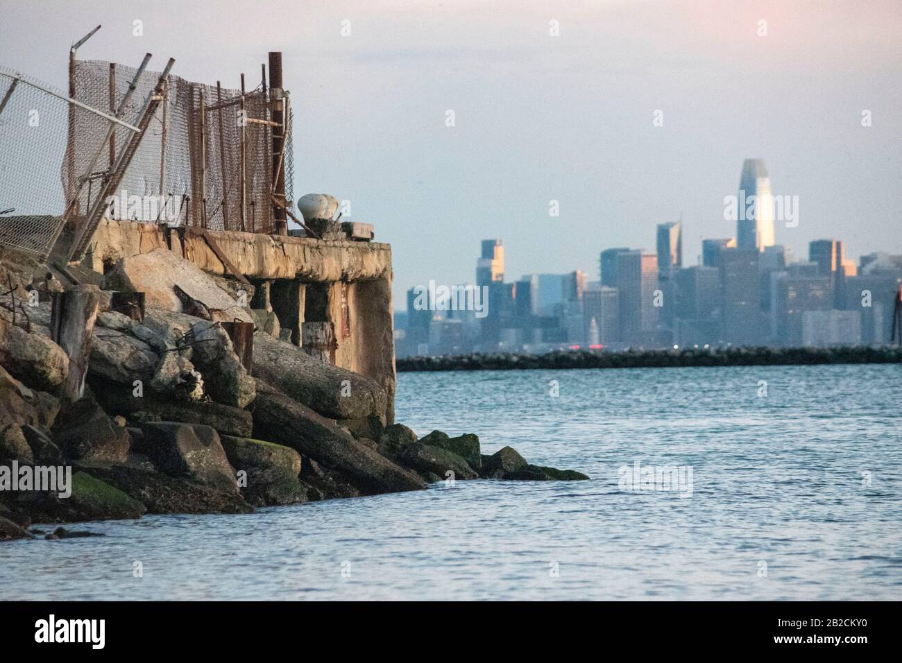 Lo skyline di San Francisco può essere visto da Point Richmond, California, durante il tramonto. Foto Stock