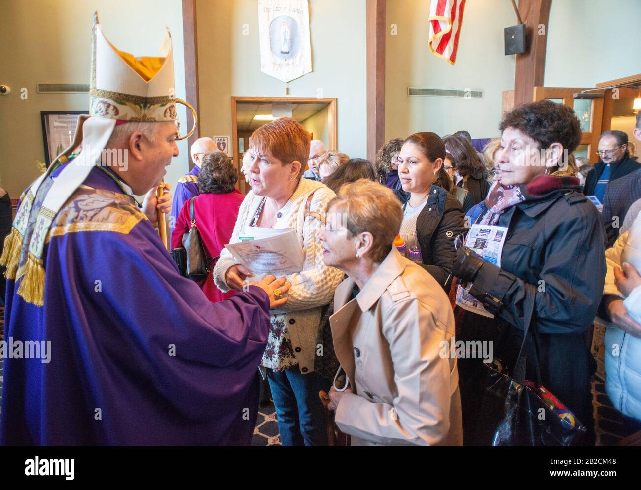 Newtown, Stati Uniti. 01st Mar, 2020. Da sinistra, Arcivescovo di Philadelphia, l'Arcivescovo Nelson Prez saluta Bridget Devlin e Dorothy Devlin di Yardley dopo aver celebrato la domenica di massa del 10:30AM, 01 marzo 2020 nella parrocchia cattolica di Saint Andrew a Newtown, Pennsylvania. Credit: William Thomas Cain/Alamy Live News Foto Stock