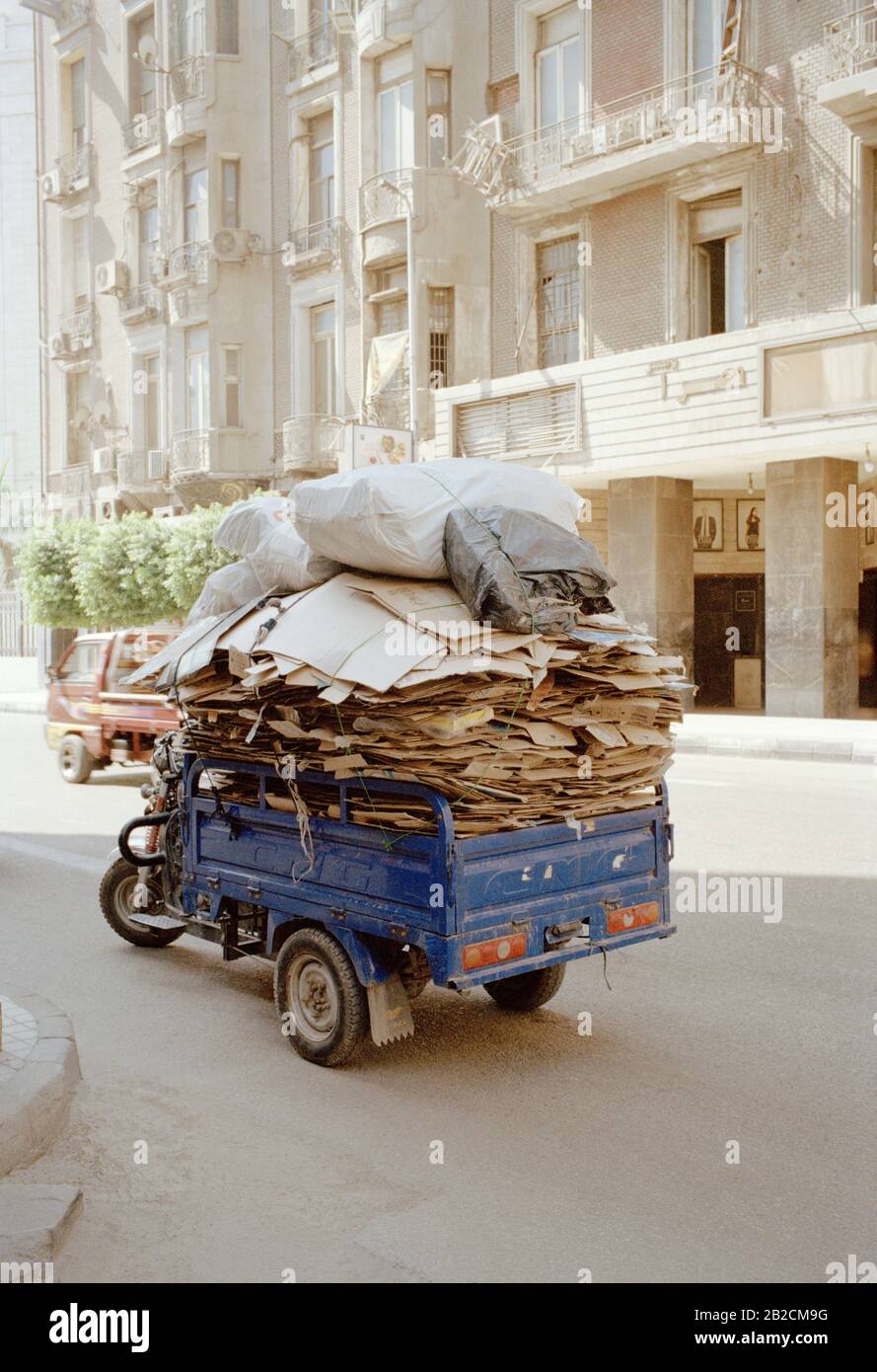 Fotografia di strada - scena di strada nel centro del Cairo centrale in Egitto in Africa del Nord Medio Oriente - occupazione Foto Stock