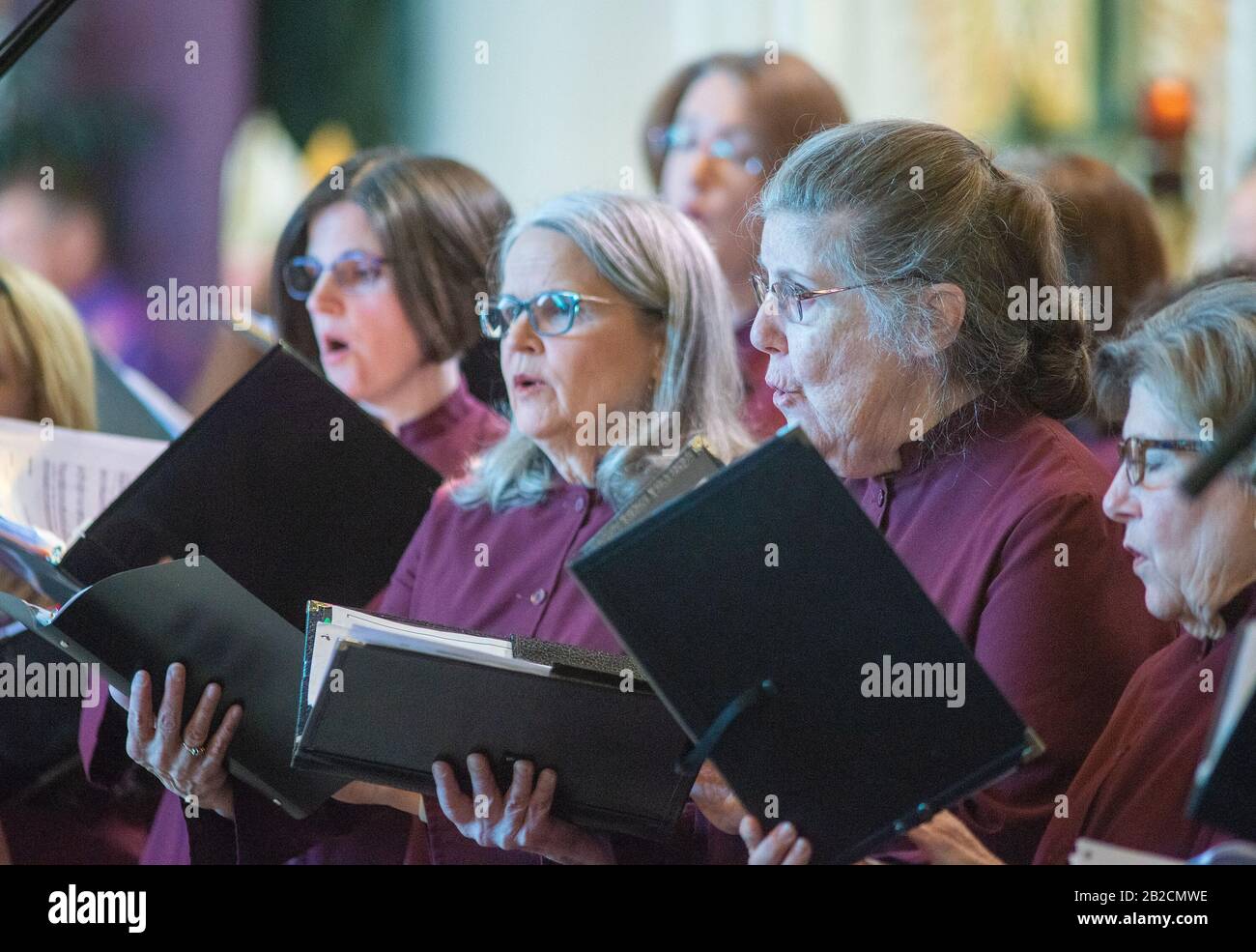 Newtown, Stati Uniti. 01st Mar, 2020. Il coro canta durante la visita dell'Arcivescovo per celebrare la Domenica di Santa MESSA del 10:30AM, 01 marzo 2020 nella parrocchia cattolica di Sant'Andrea a Newtown, Pennsylvania. Credit: William Thomas Cain/Alamy Live News Foto Stock